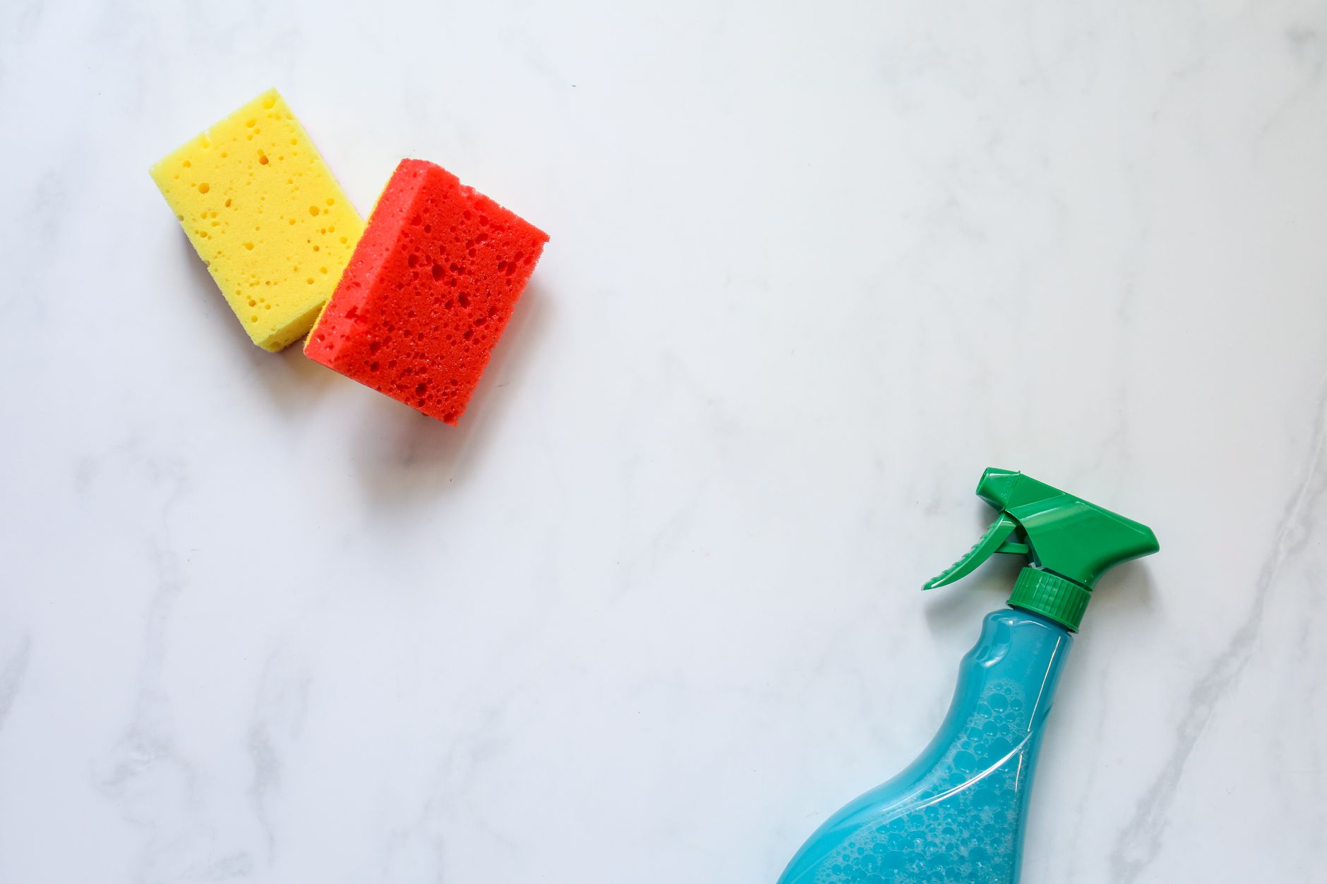 minimalist cleaning supplies, essential cleaning products, simplify cleaning