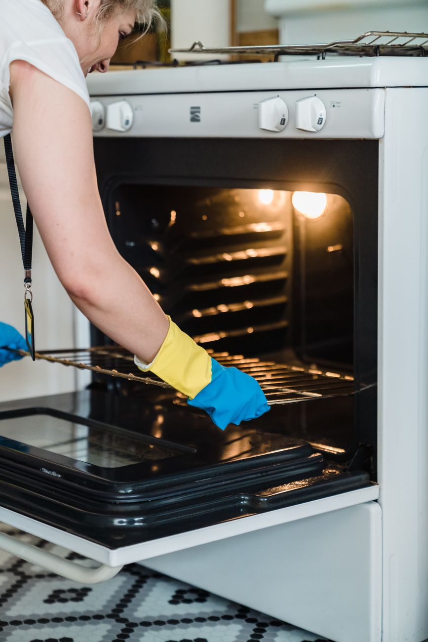 clean oven, baking soda oven, oven overnight clean
