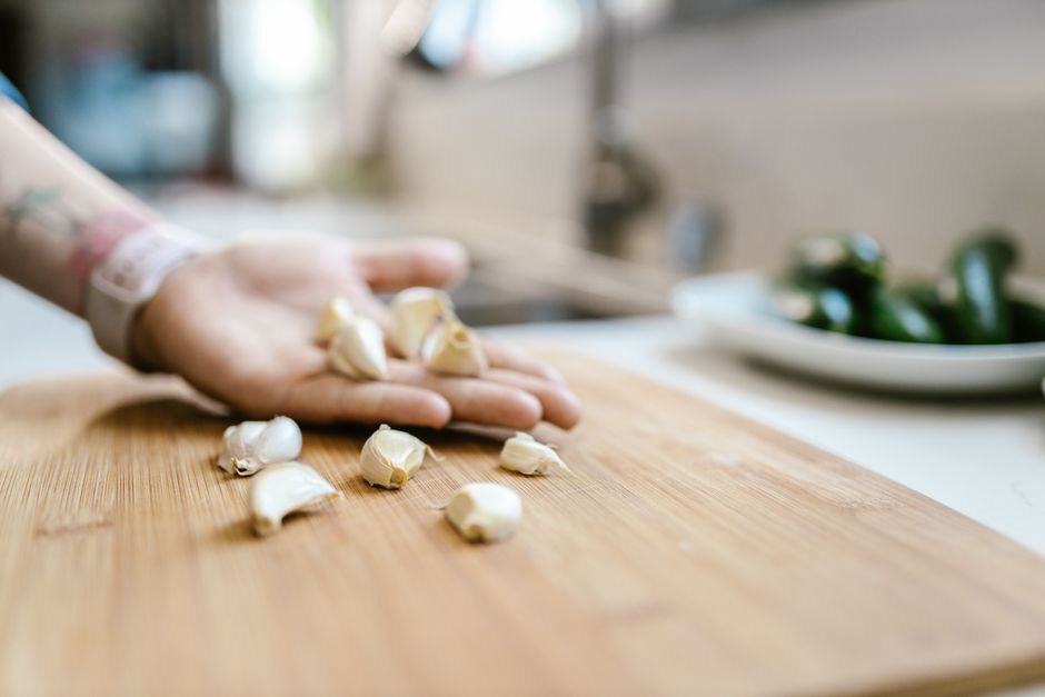 peel garlic fast, garlic hack, garlic shake method