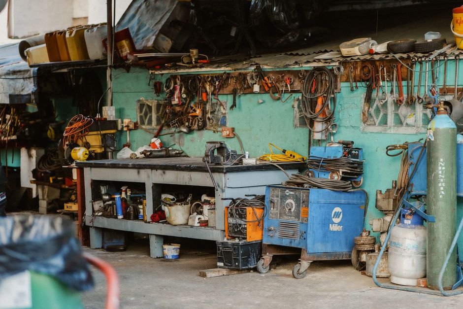 Heavy duty garage shelving unit