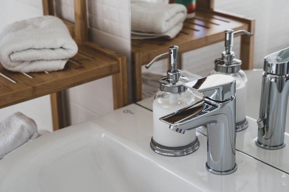bathroom counter organization, bathroom clutter, bathroom clean