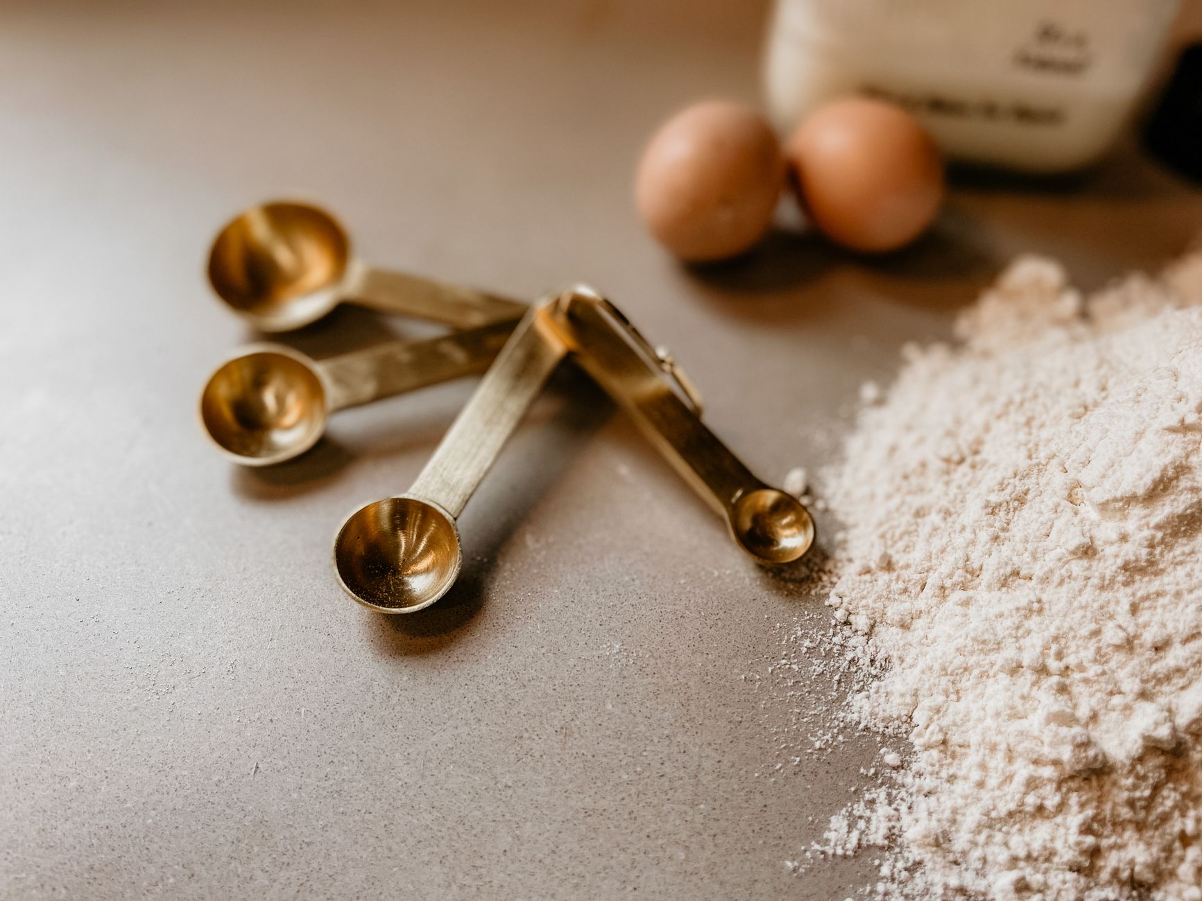 Measuring sticky ingredients with a cooking oil spray hack