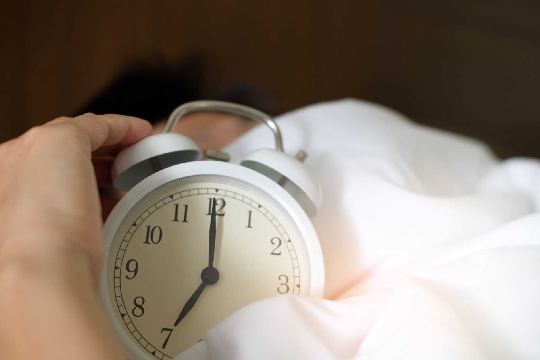 wake up early, snooze button, morning routine, sleep tip