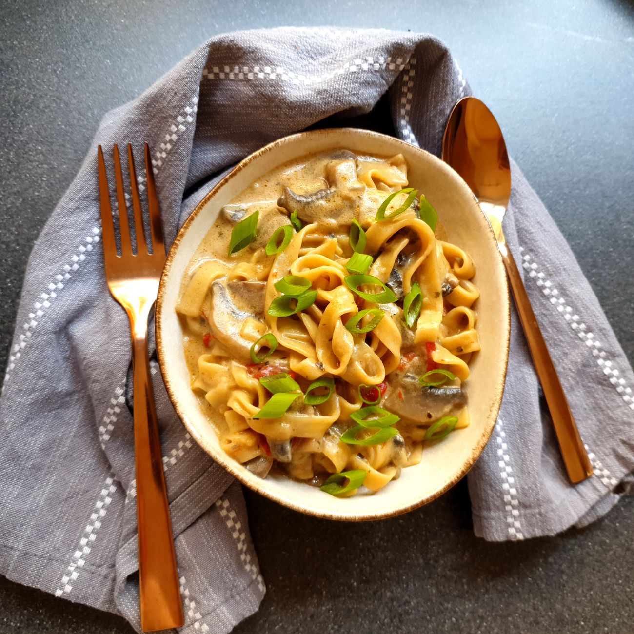 creamy pasta, no cream, pasta water, starch, dairy-free sauce