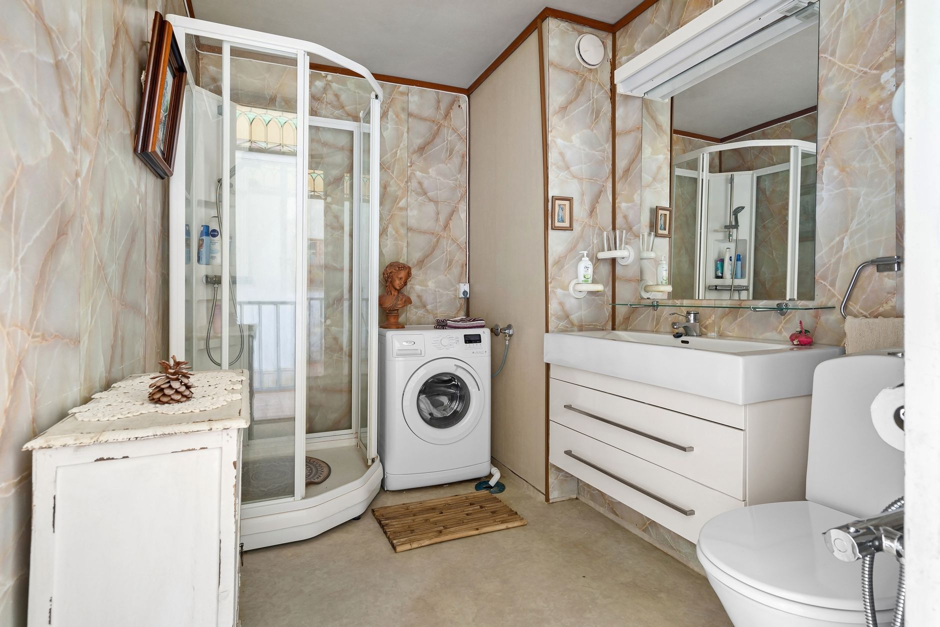 small bathroom, bigger, paint color, mirror, DIY, optical illusion