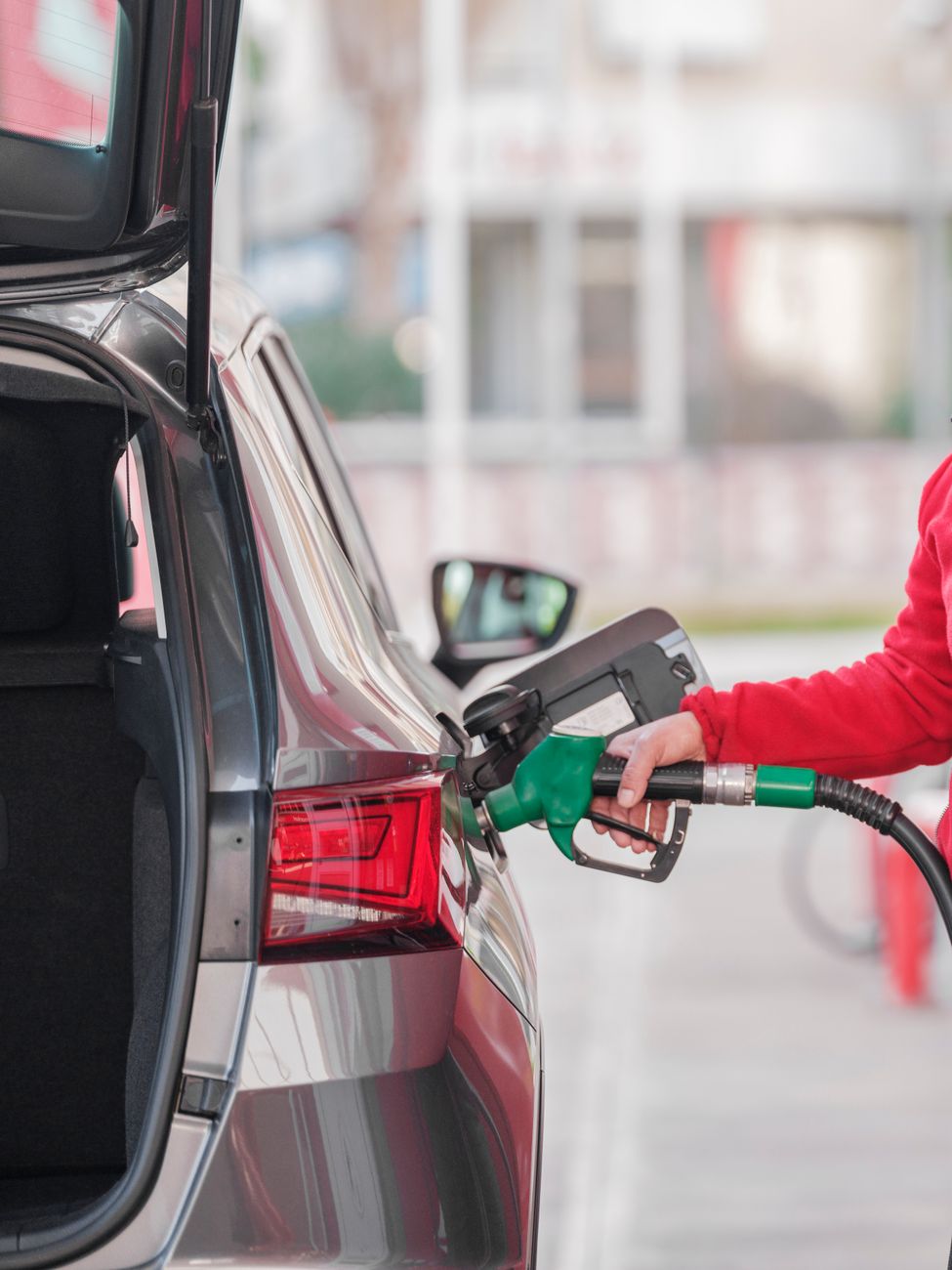 save gas money, fuel efficiency tips, gas rewards programs, tire pressure