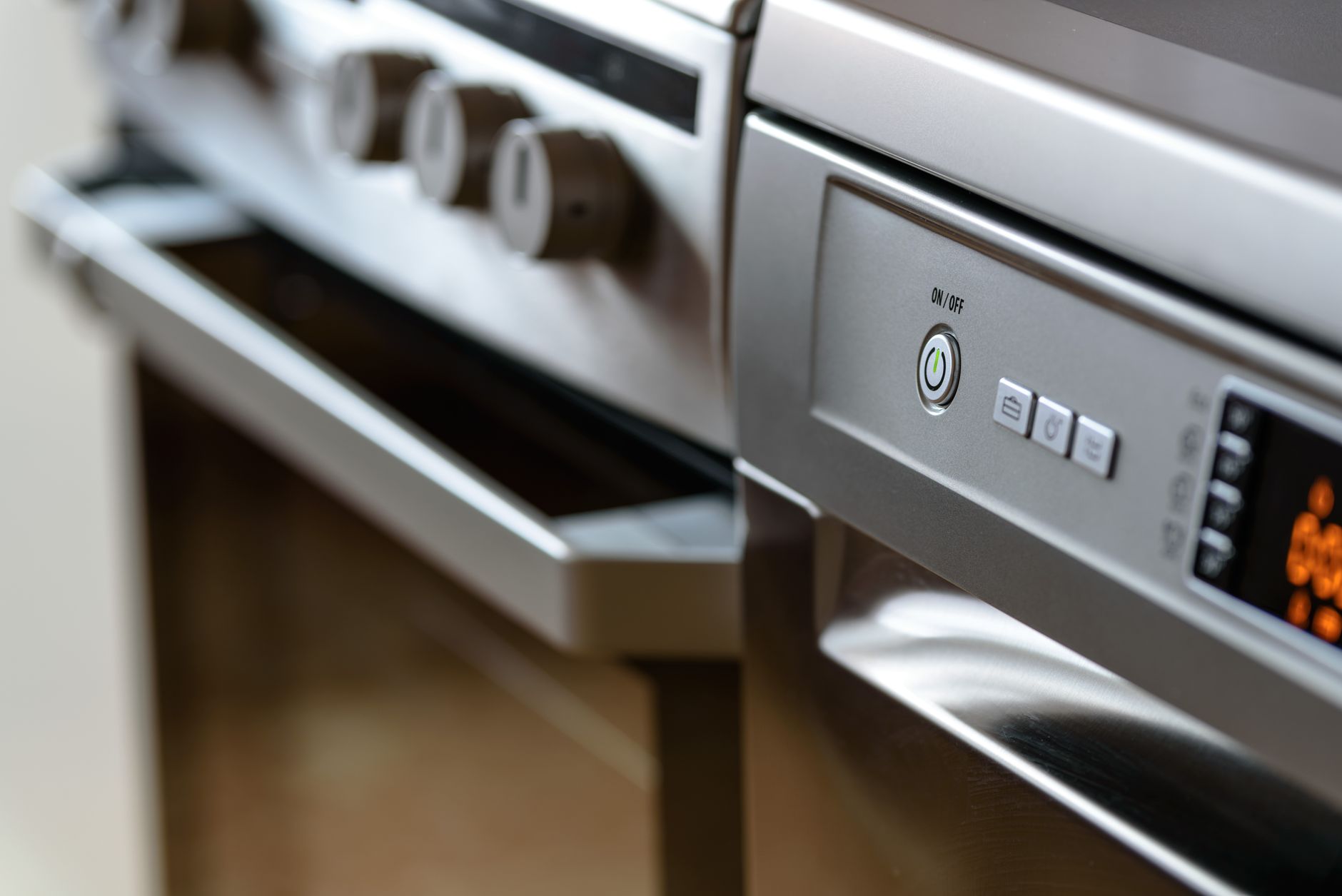 oven door clean, dishwasher tablet, kitchen cleaning, oven hack