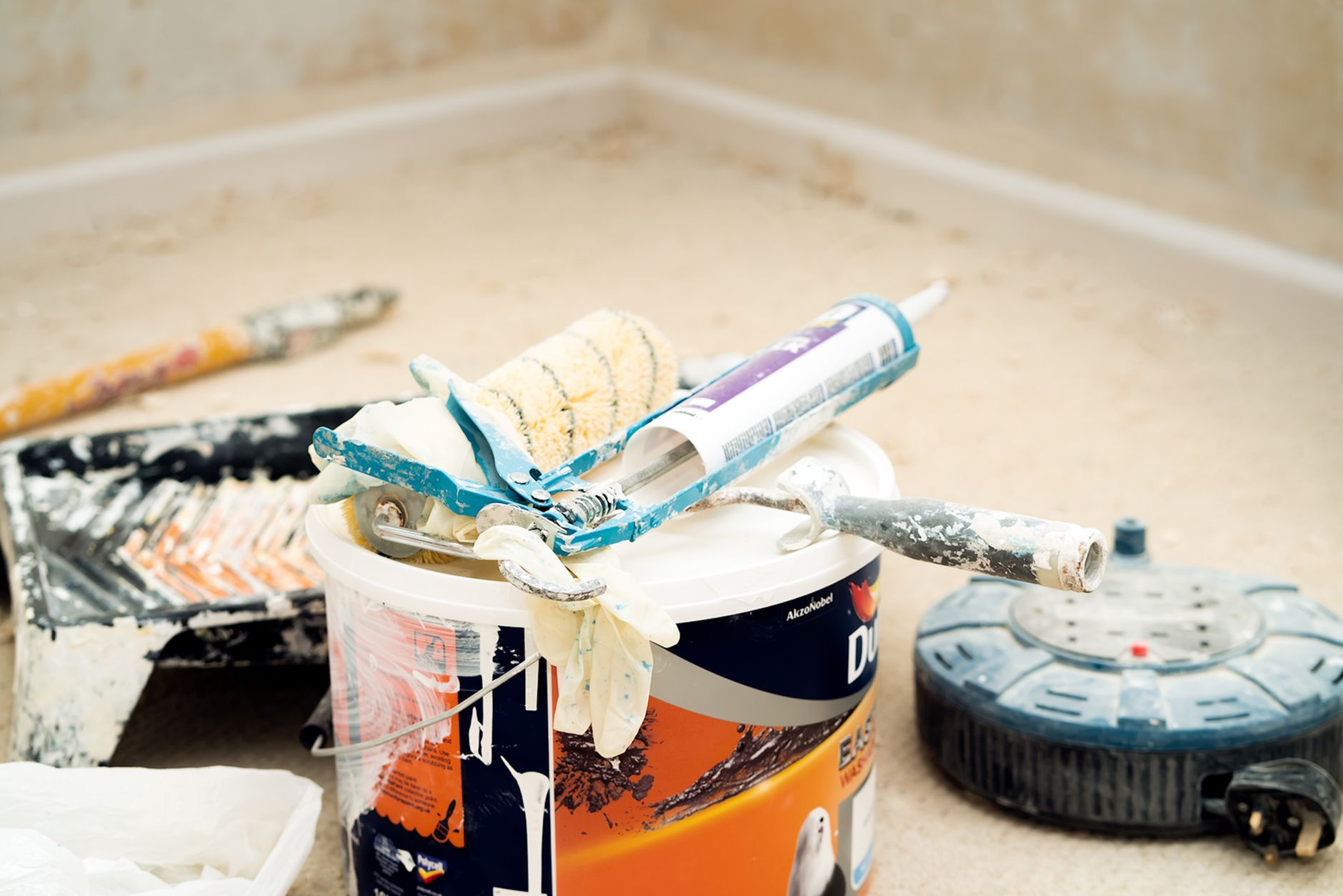 remove wallpaper, DIY, vinegar, scoring tool, no steamer