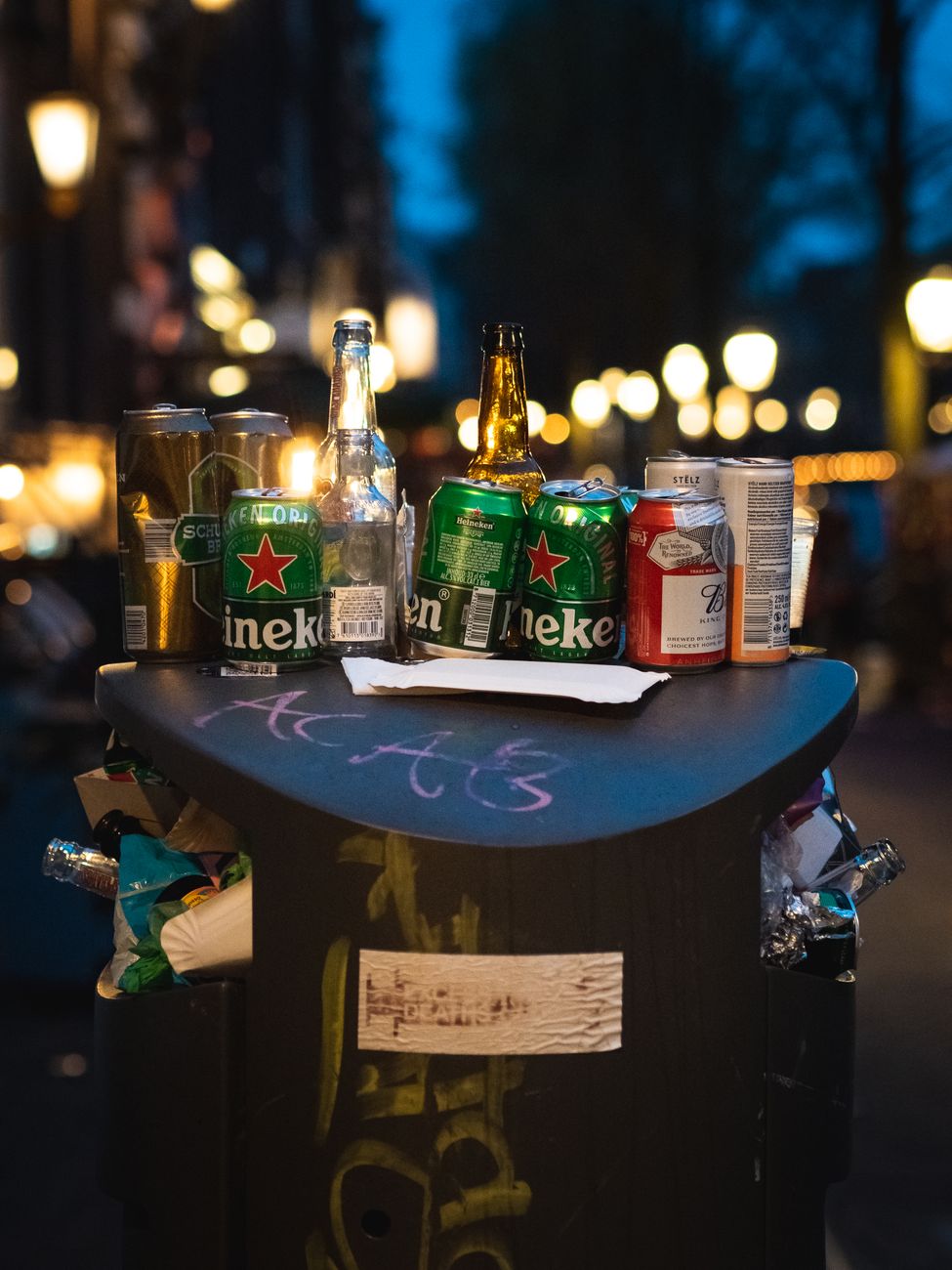 trash can smell, deodorize trash, trash can clean, garbage smell