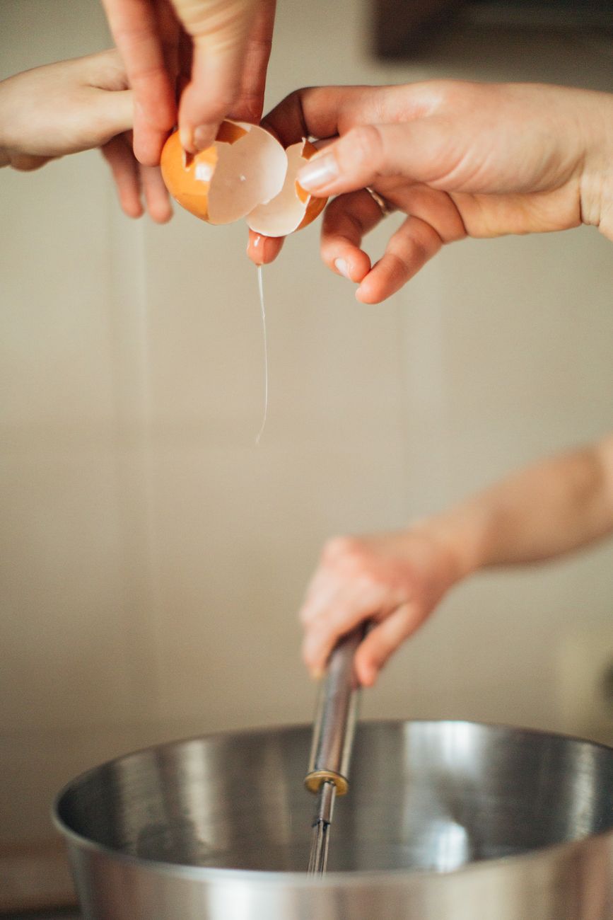 eggs, cracking, flat surface, shells, technique