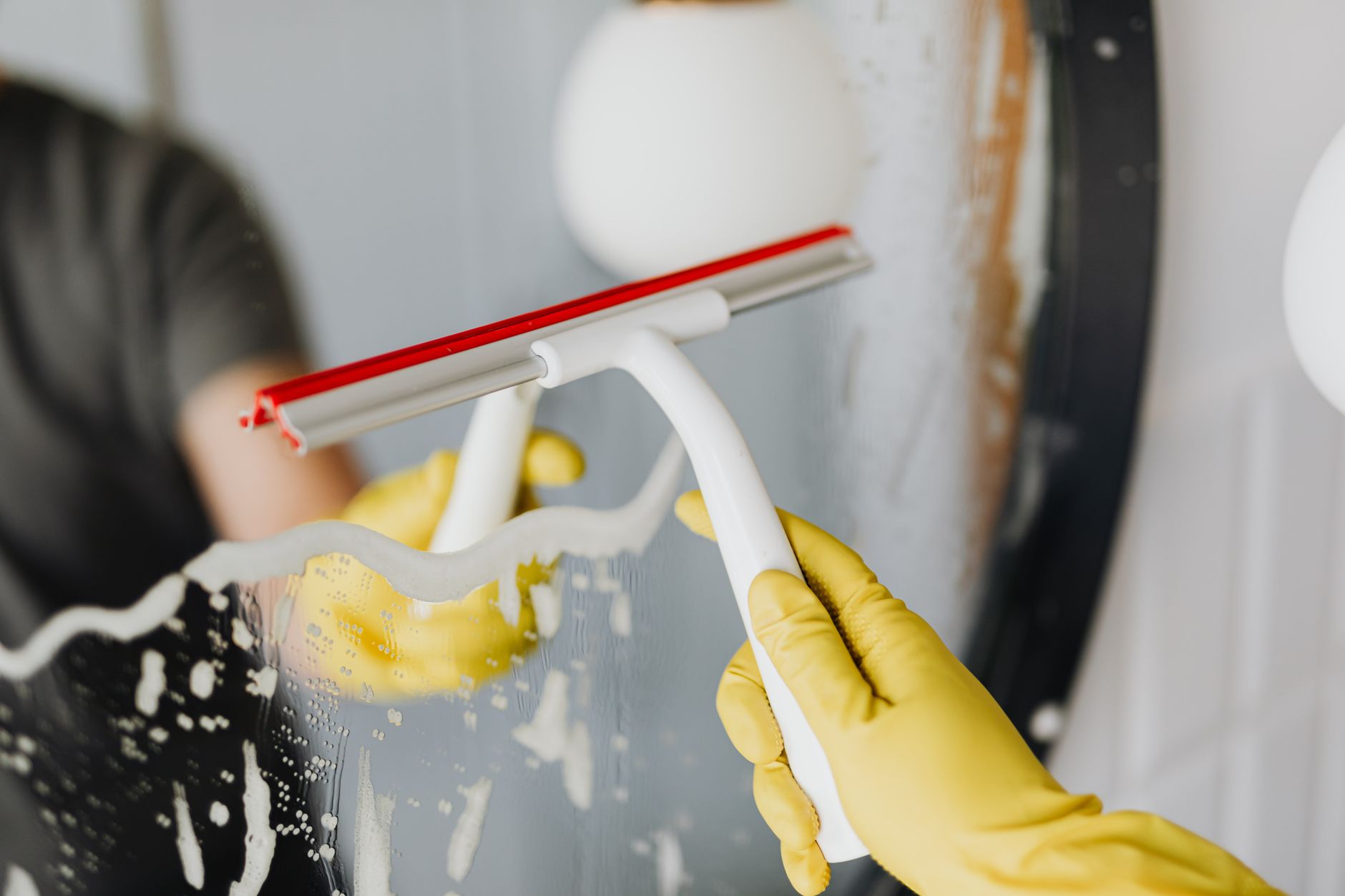remove hard water stains, clean shower door, vinegar cleaning, hard water glass, bathroom cleaning hack