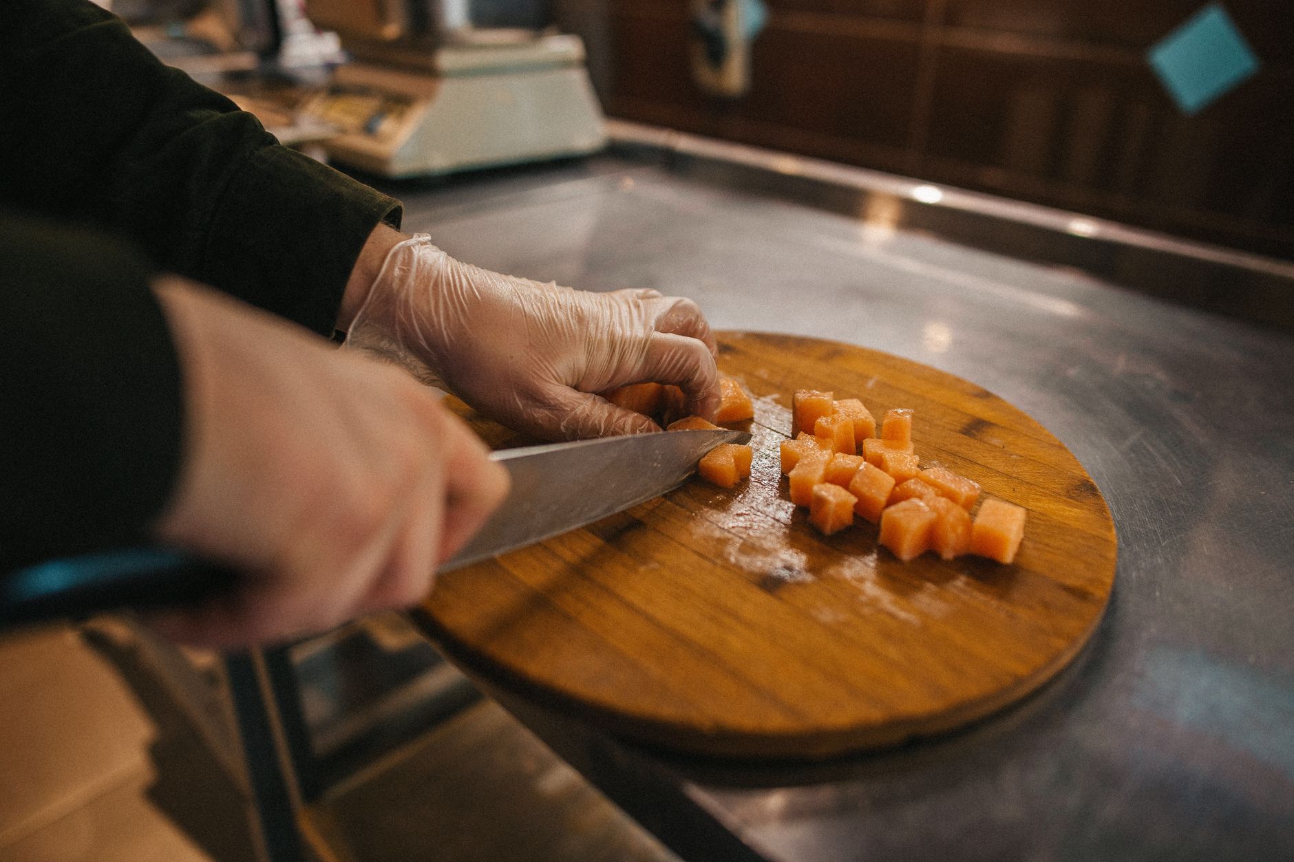 cutting board grip, kitchen safety, rubber band hack, cleaning