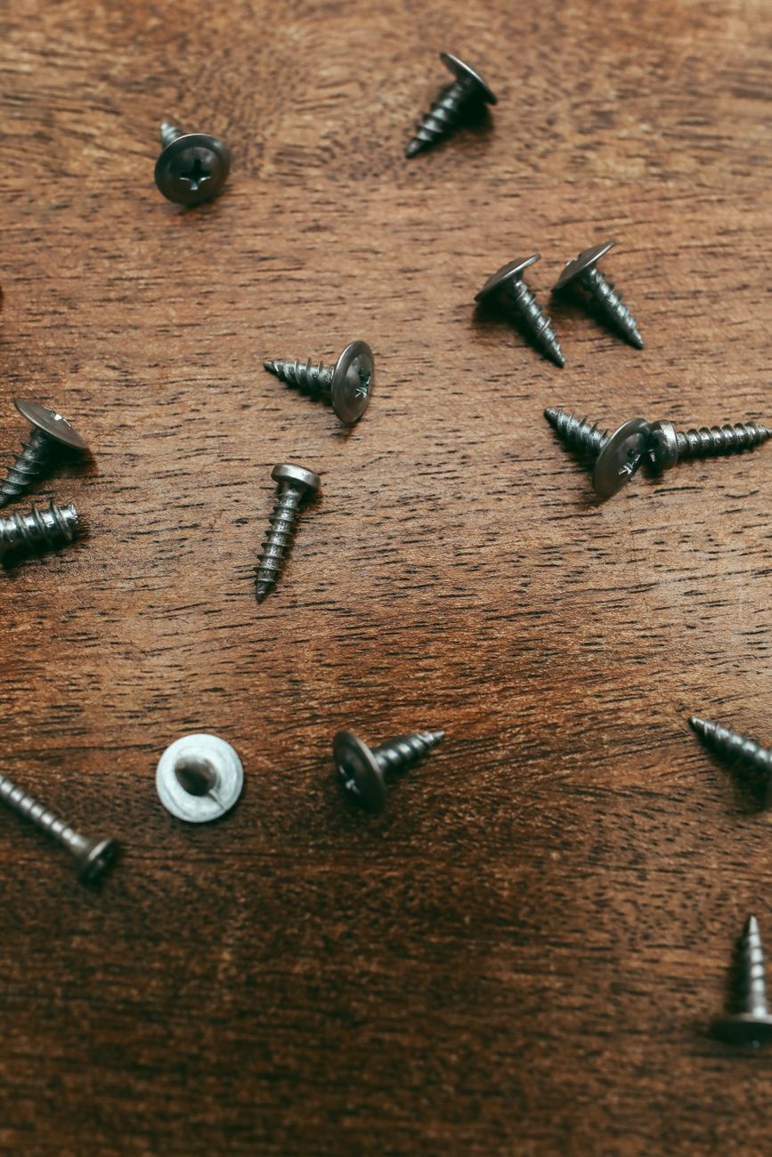stripped screw head, rubber band, grip trick, phillips screw, DIY removal