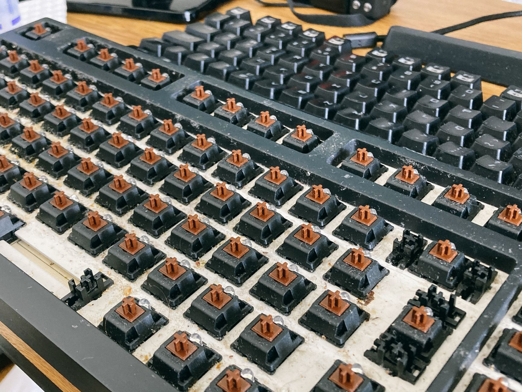 keyboard cleaning, computer, dust, crumbs, tech care