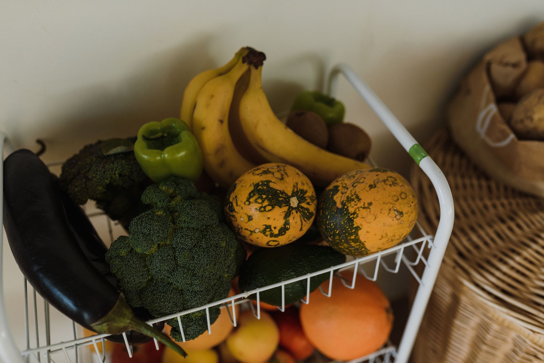 banana storage, fresh bananas, fruit preservation, kitchen hack