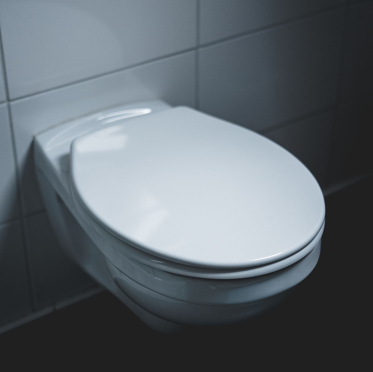 toilet lid down, flush plume, bathroom germs, hygiene habit, aerosol spray