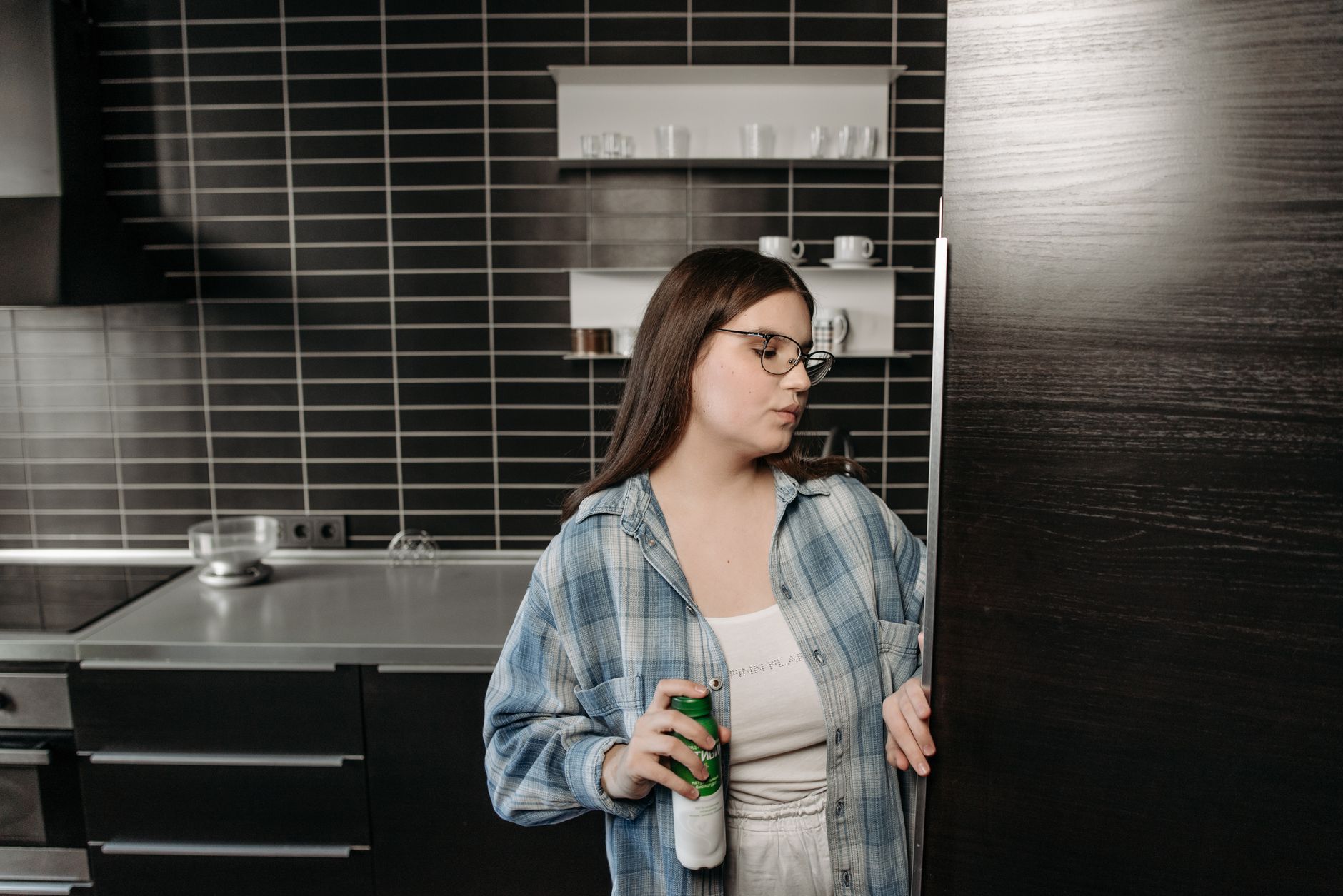 refrigerator smell, cleaning, baking soda, drain pan, gasket