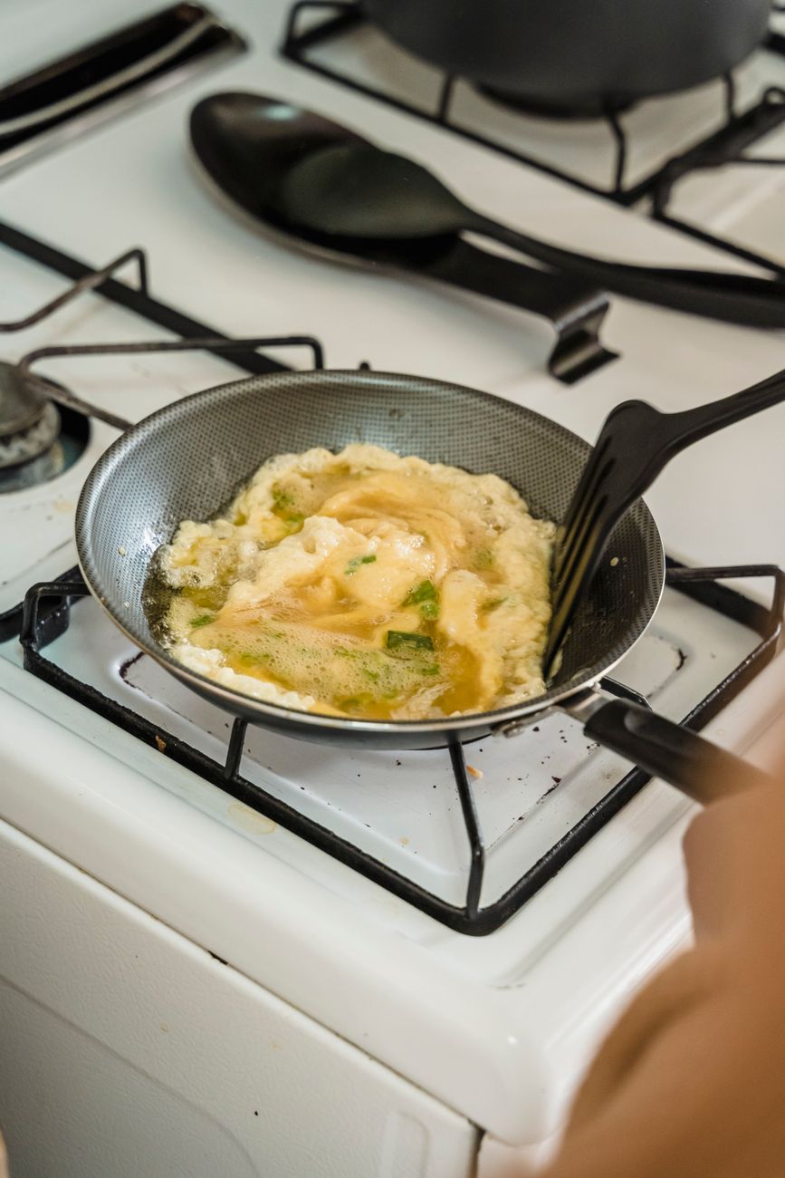 scrambled eggs, fluffy eggs, breakfast hack, cooking tip