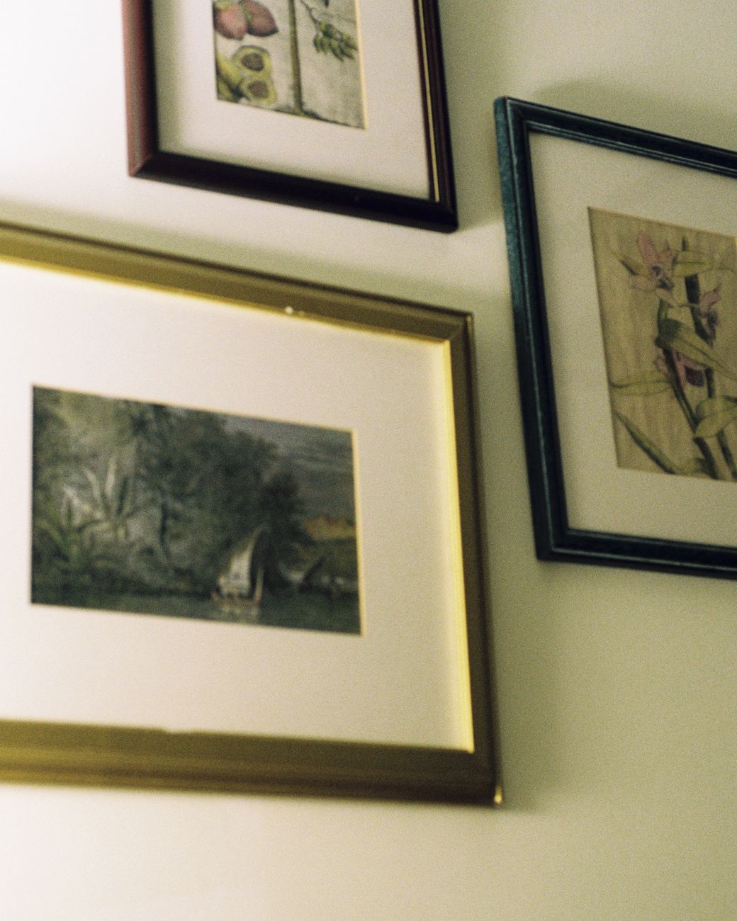 hang pictures, straight frames, wall decor, DIY hack