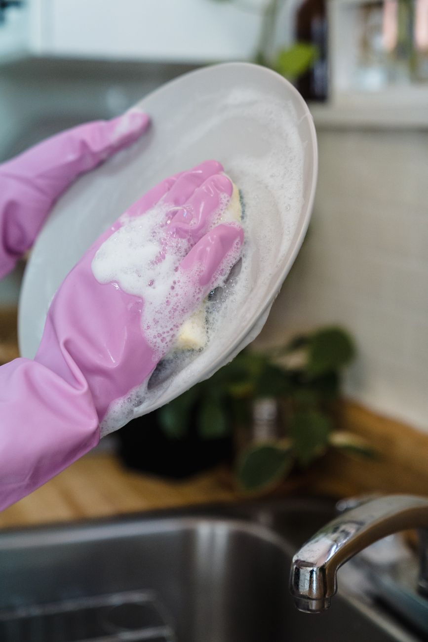 garlic smell, dish soap, hands, kitchen hack, odor removal