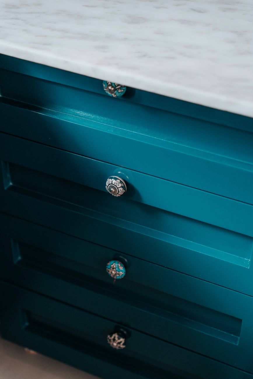 cabinet knobs, loose, tighten, DIY, screwdriver, lock washer