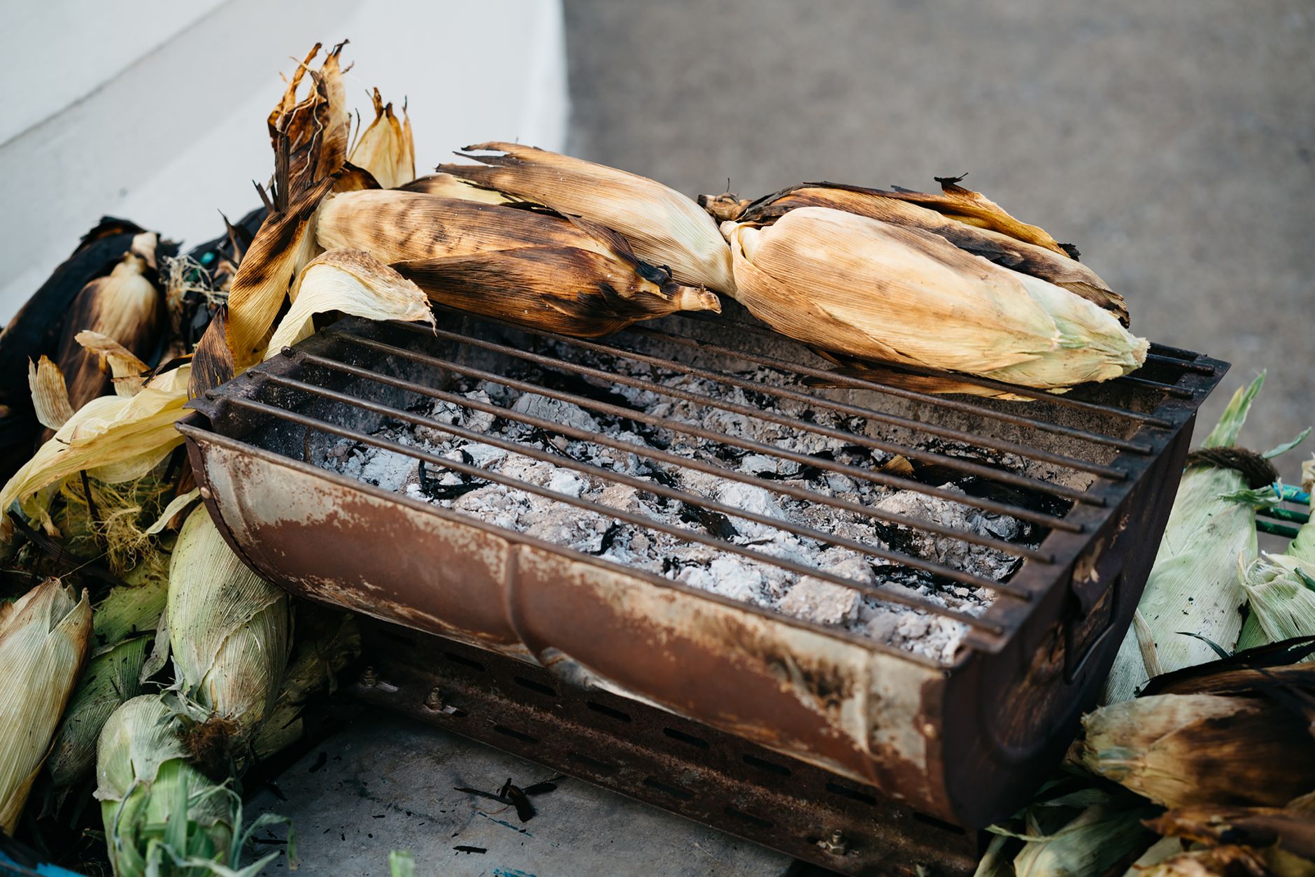 grill corn, husk, summer grilling, corn on the cob, easy