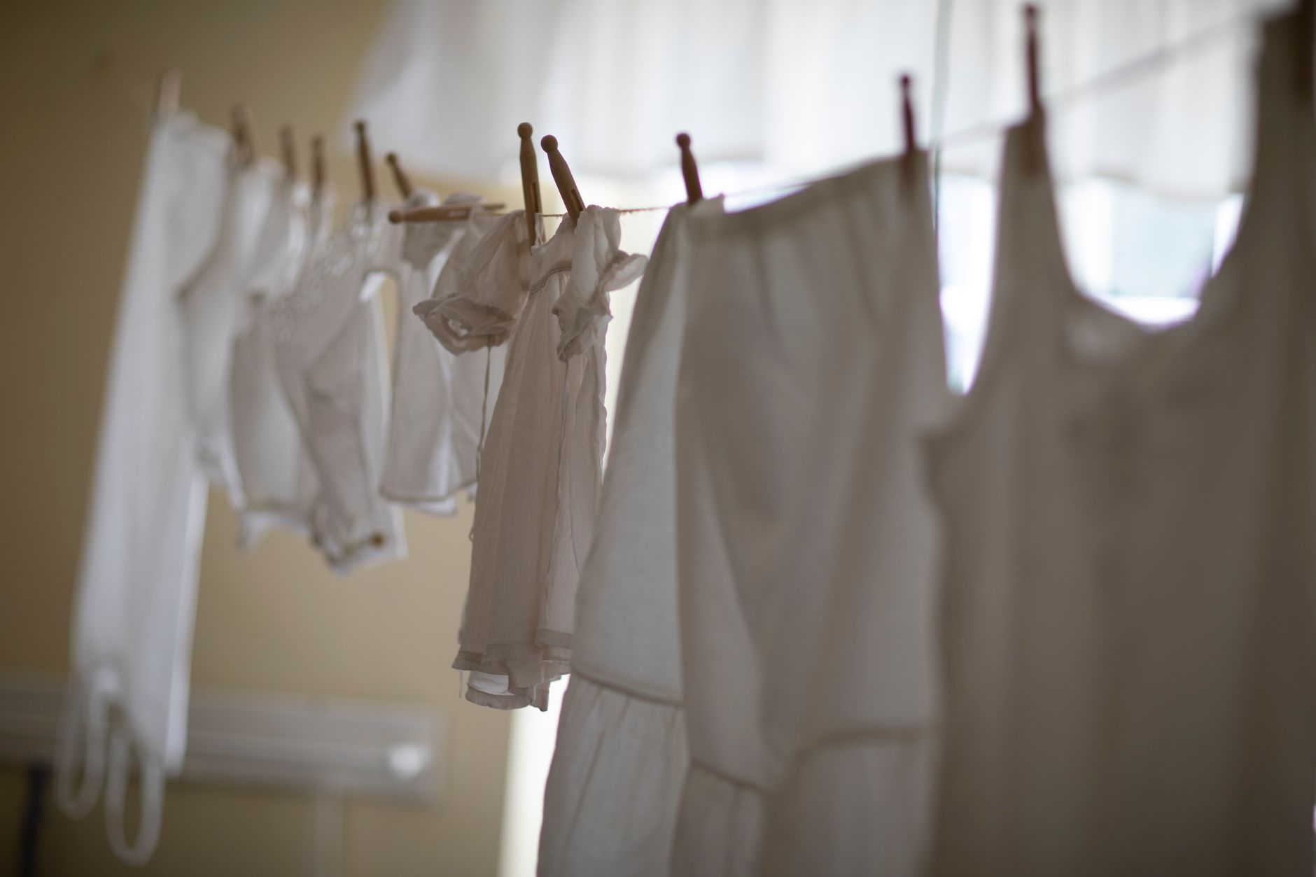 retractable clothesline, laundry drying, outdoor drying, home product