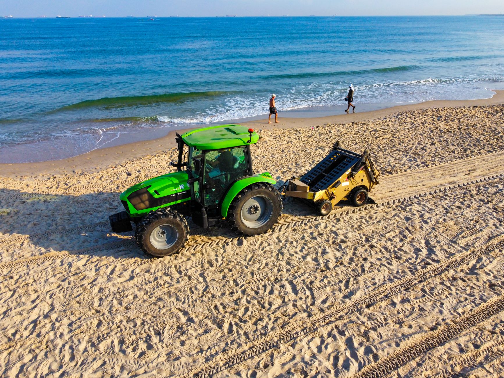 beach sand removal, beach cleanup hack, baby powder trick, car sand cleanup