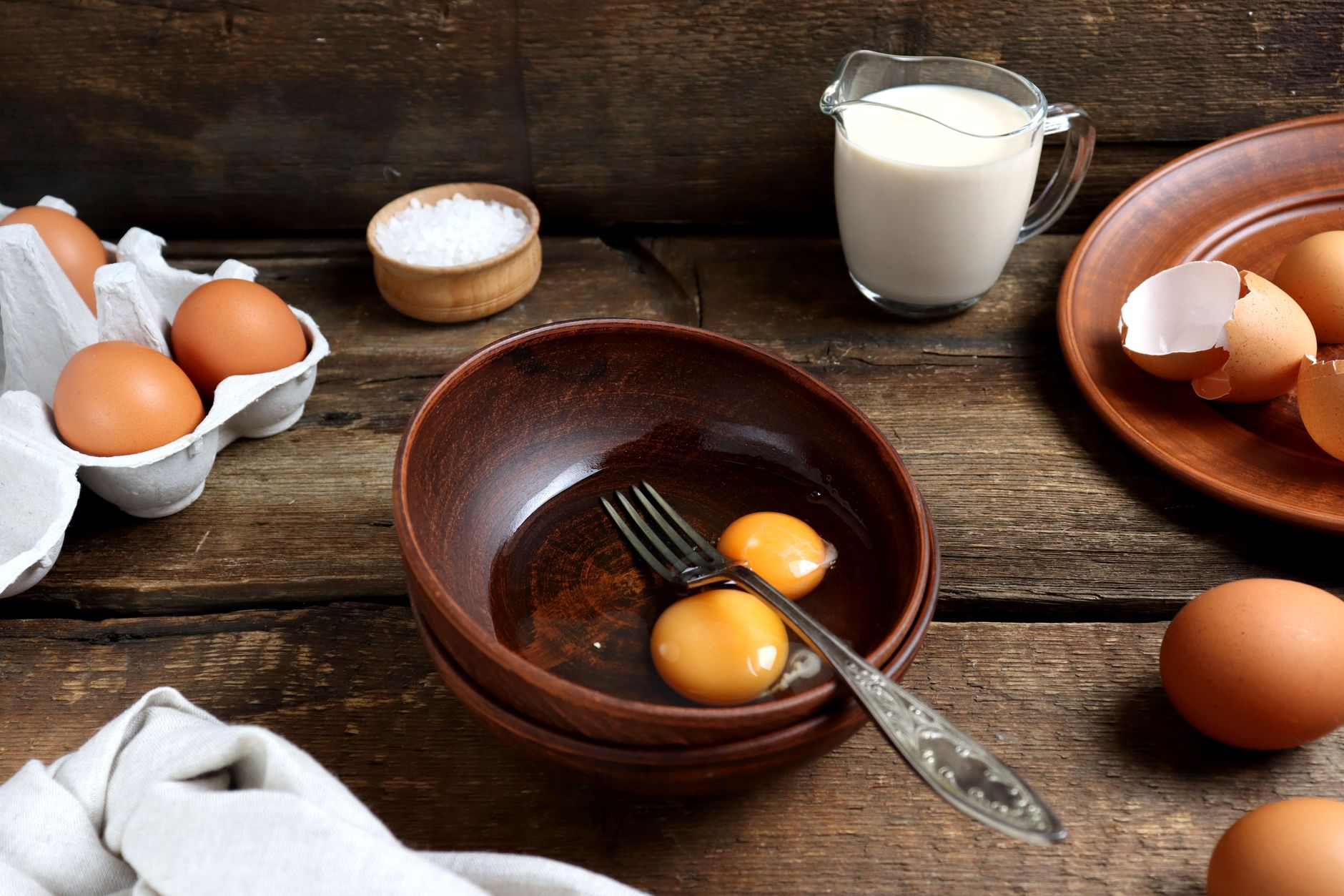 separate egg, water bottle, egg yolk, baking hack, egg white