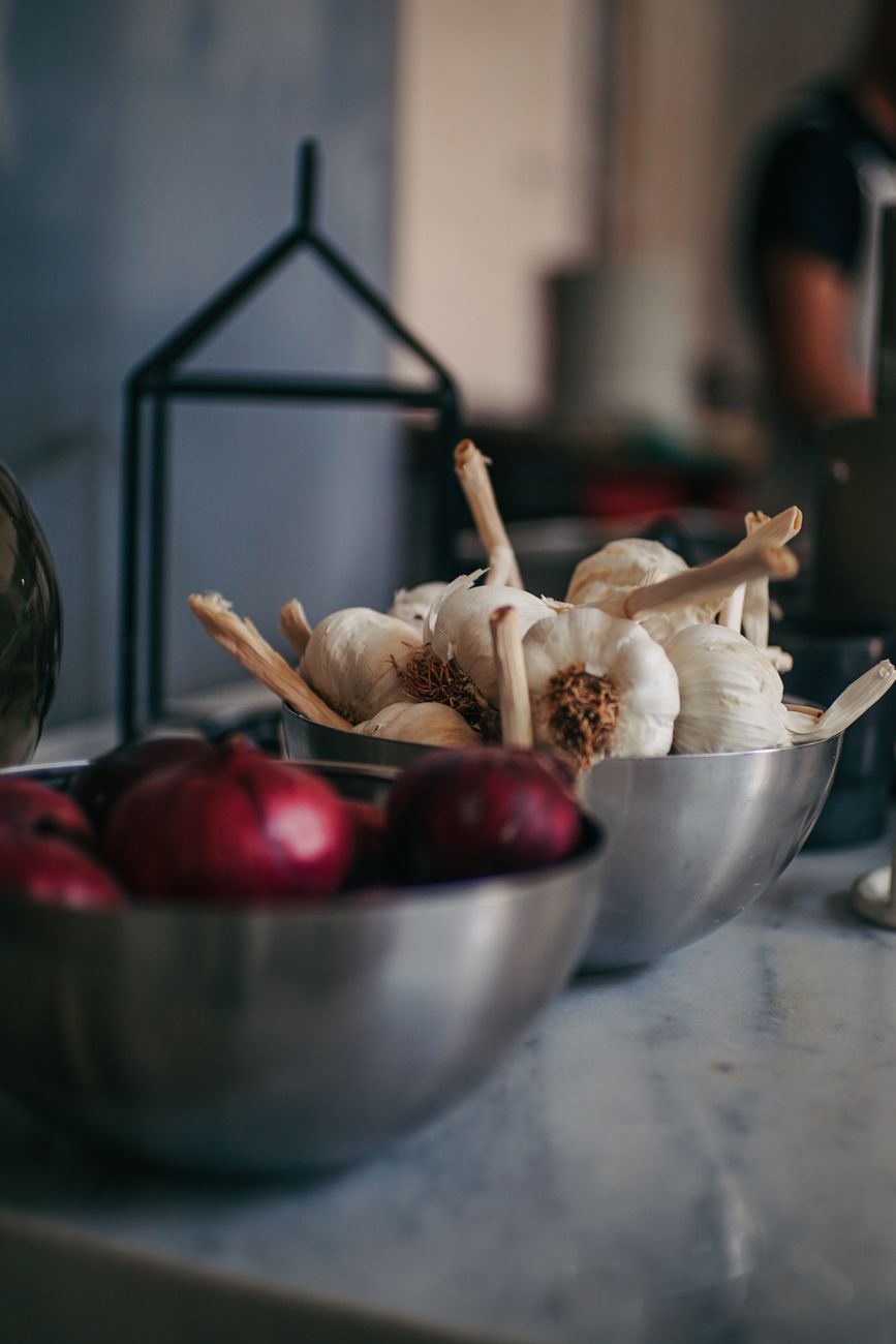 peel garlic, metal bowl, shake method, garlic hack, quick peeling, no fingers