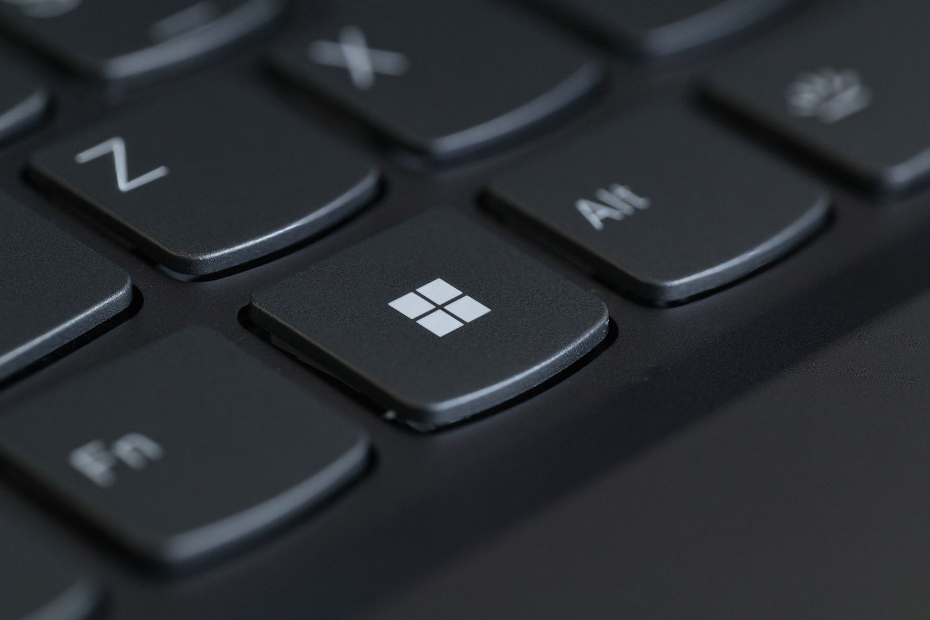 laptop keyboard cleaning, post-it note, dust removal, tech cleaning, safe method