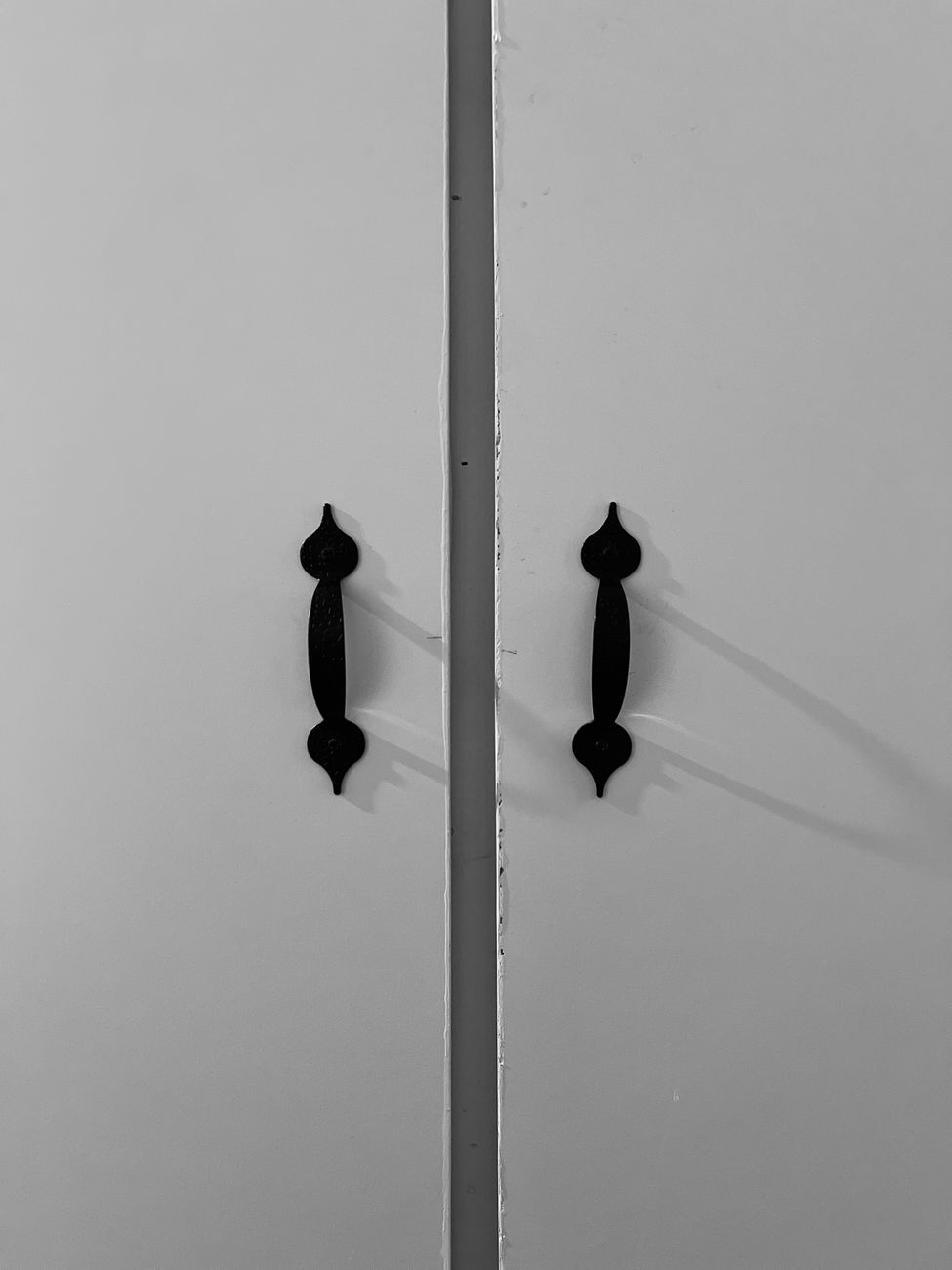 cabinet door, misaligned, hinge, adjust, close