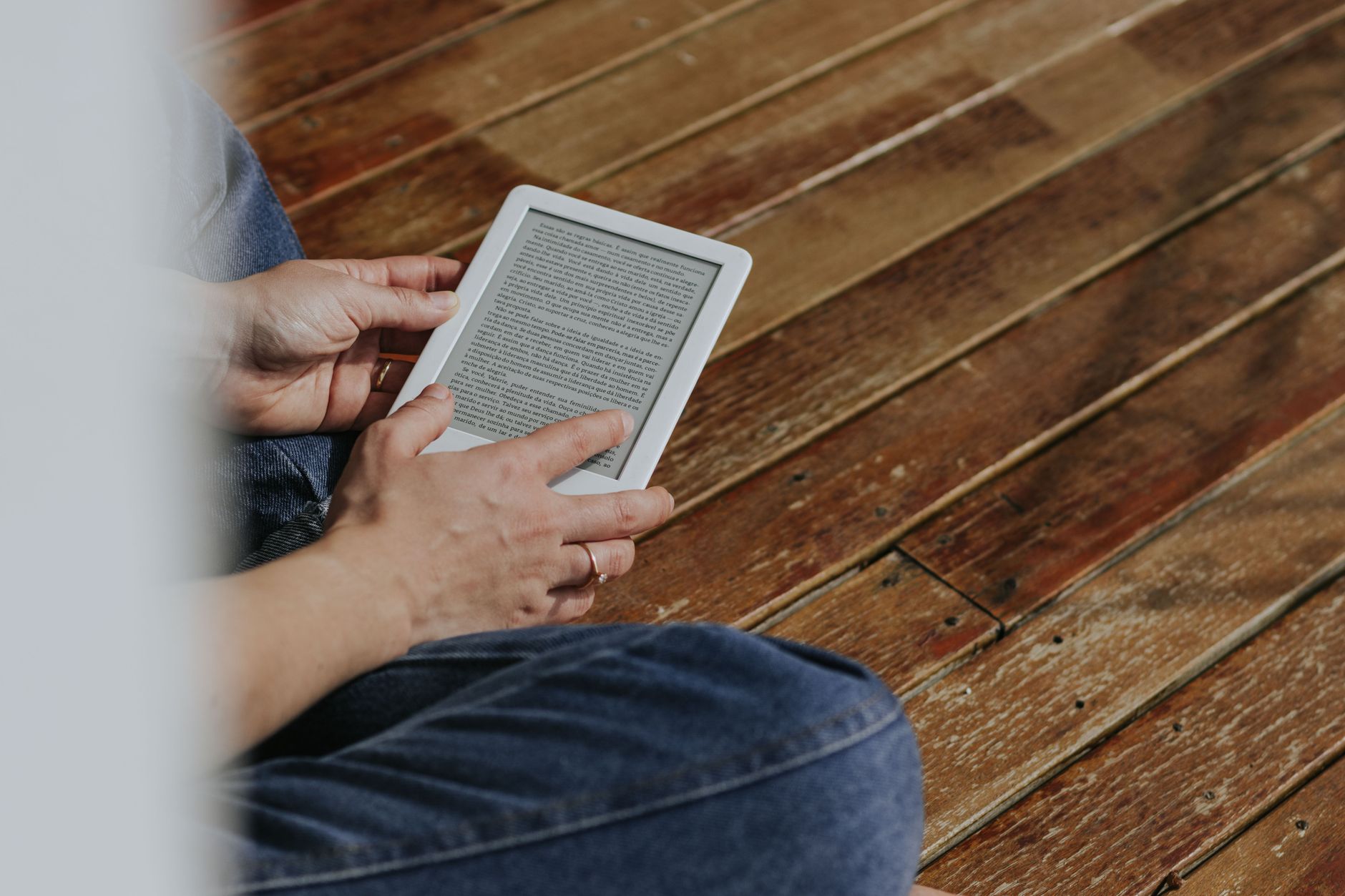e-reader, tablet, reading, eye strain, comparison, kindle