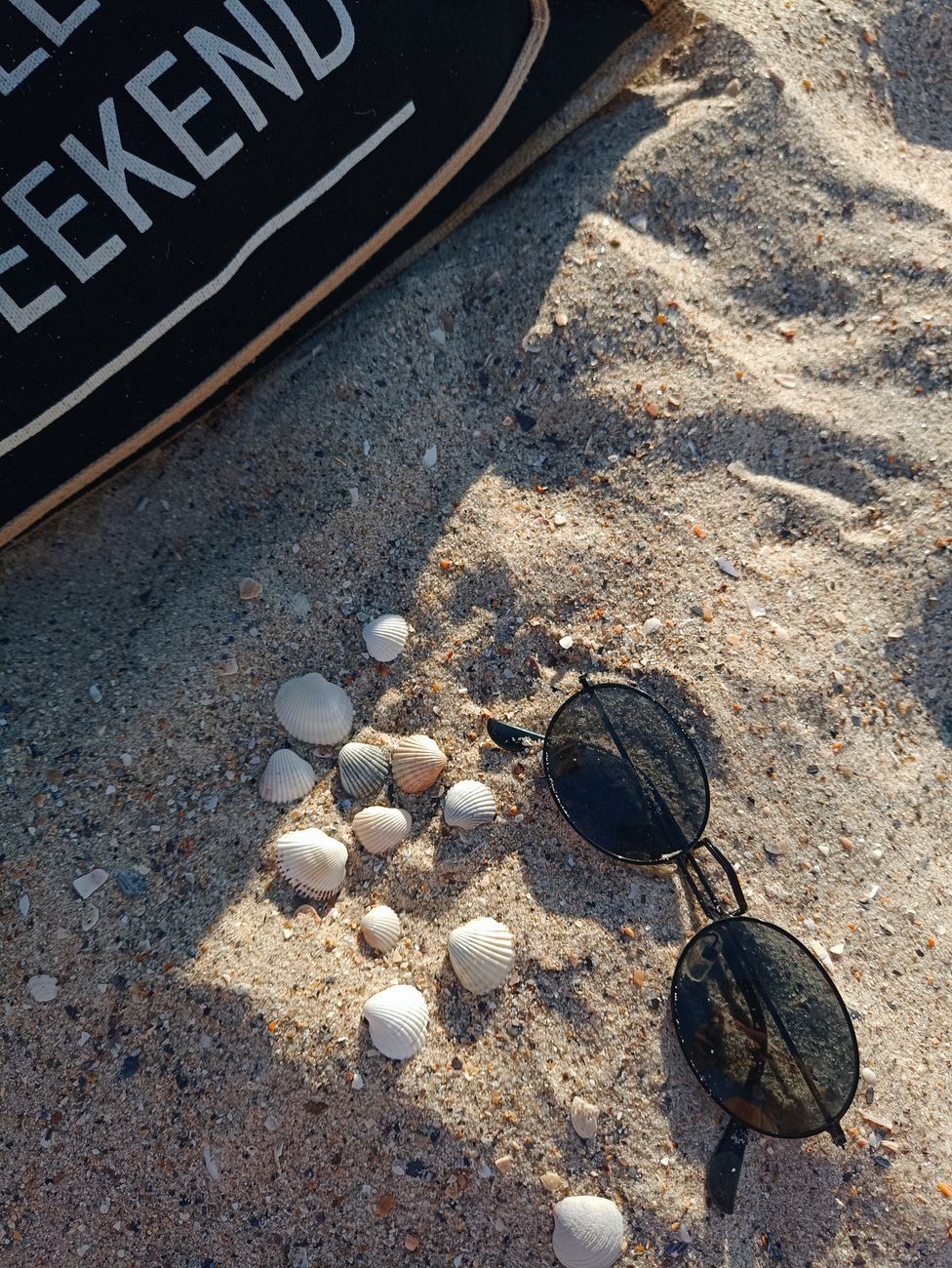 beach bag, essentials, checklist, sunscreen, towel, snack, summer, sand free