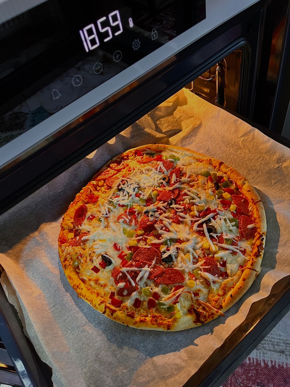 reheat pizza, crispy crust, pizza hack, leftovers, kitchen tip