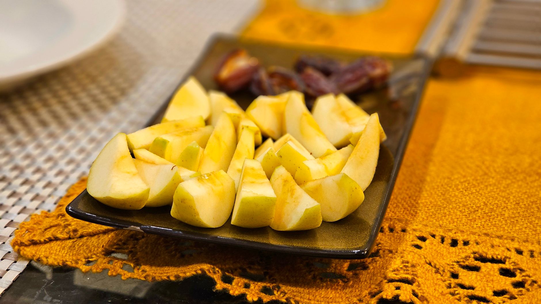 sliced apples, apple browning, lunchbox, fruit, no lemon