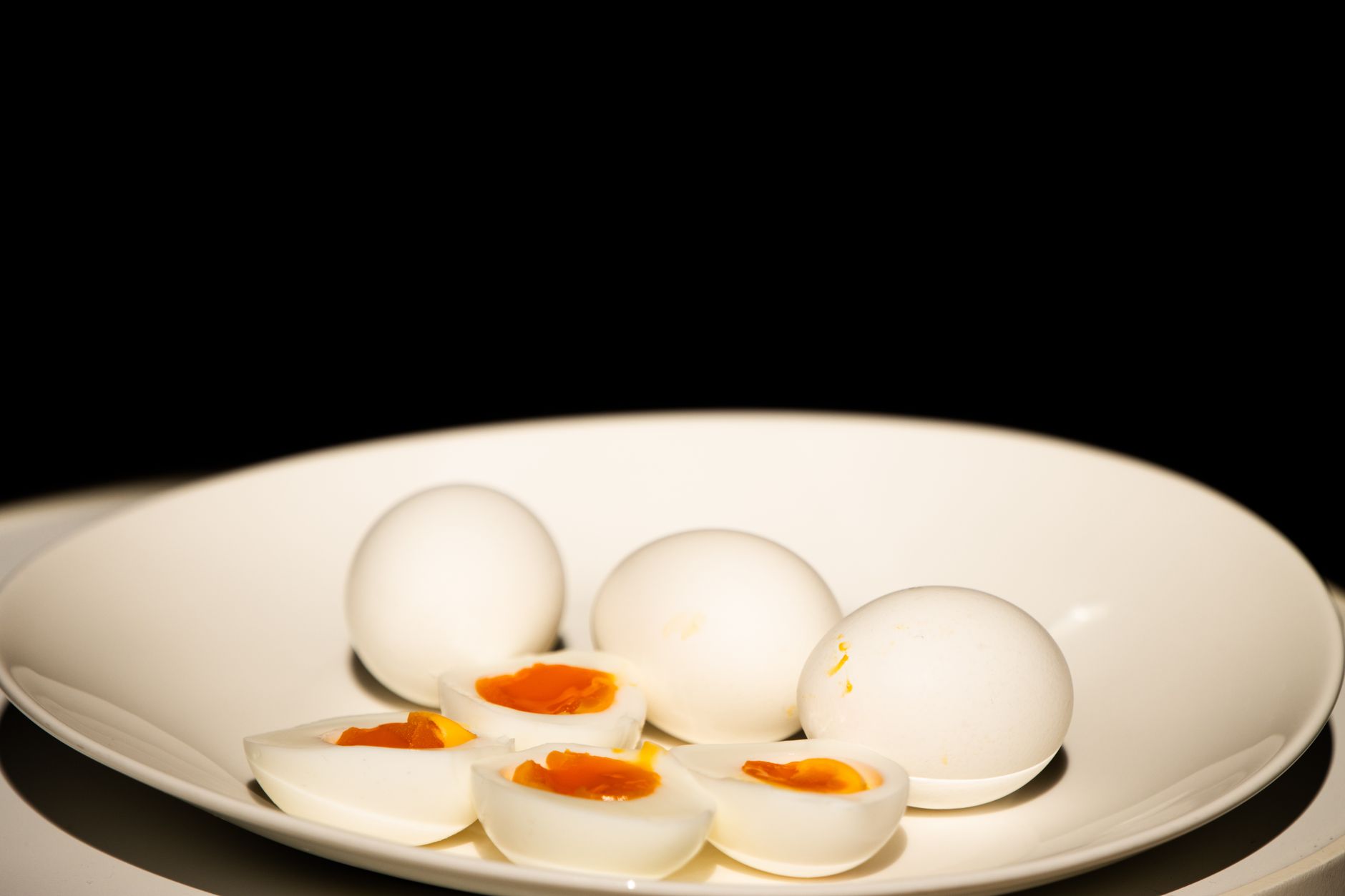 hard boiled eggs, peel eggs, egg hack, boiled egg