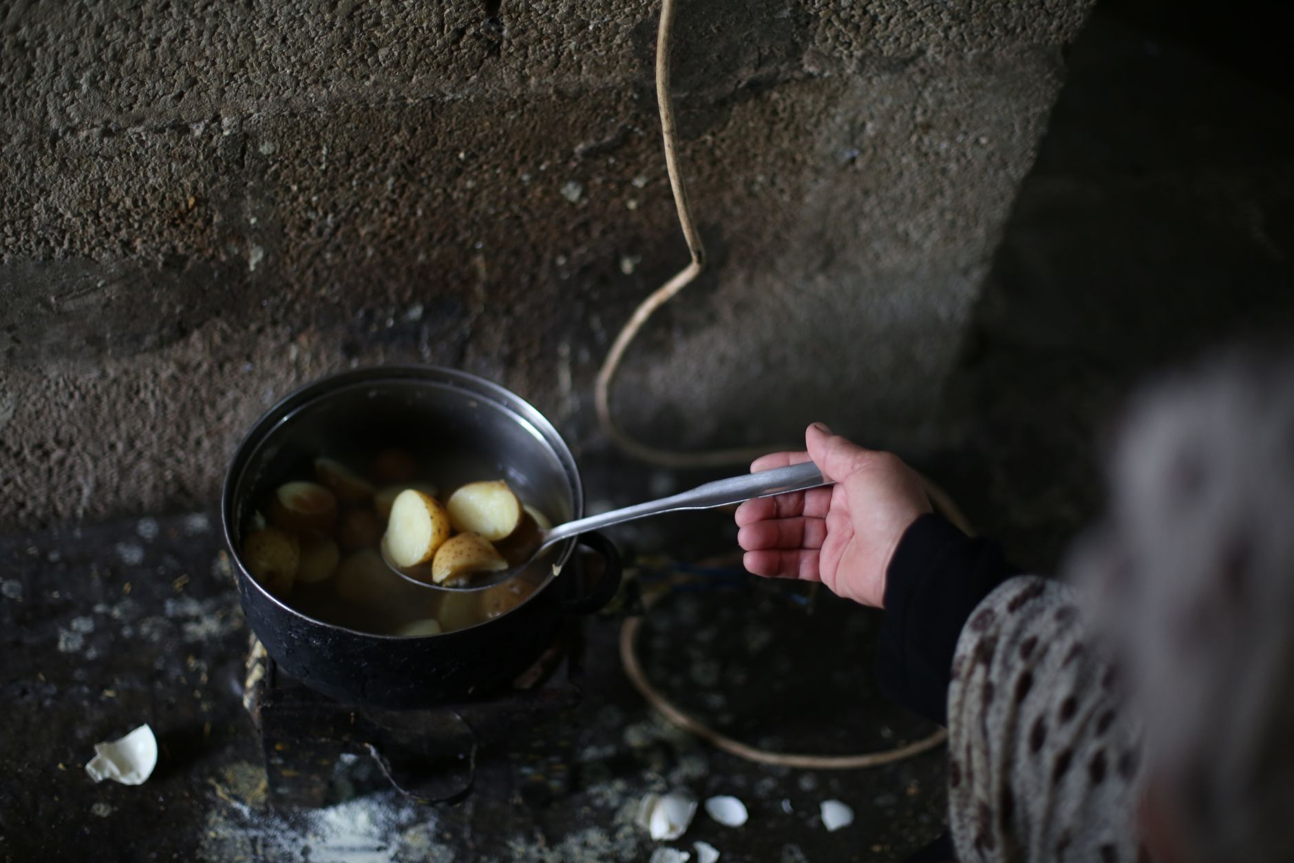 peel potato, no peeler, potato skin, kitchen hack, boiling