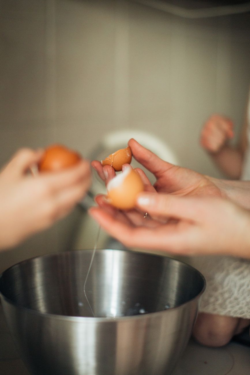 egg shell, broken, remove, wet finger, baking