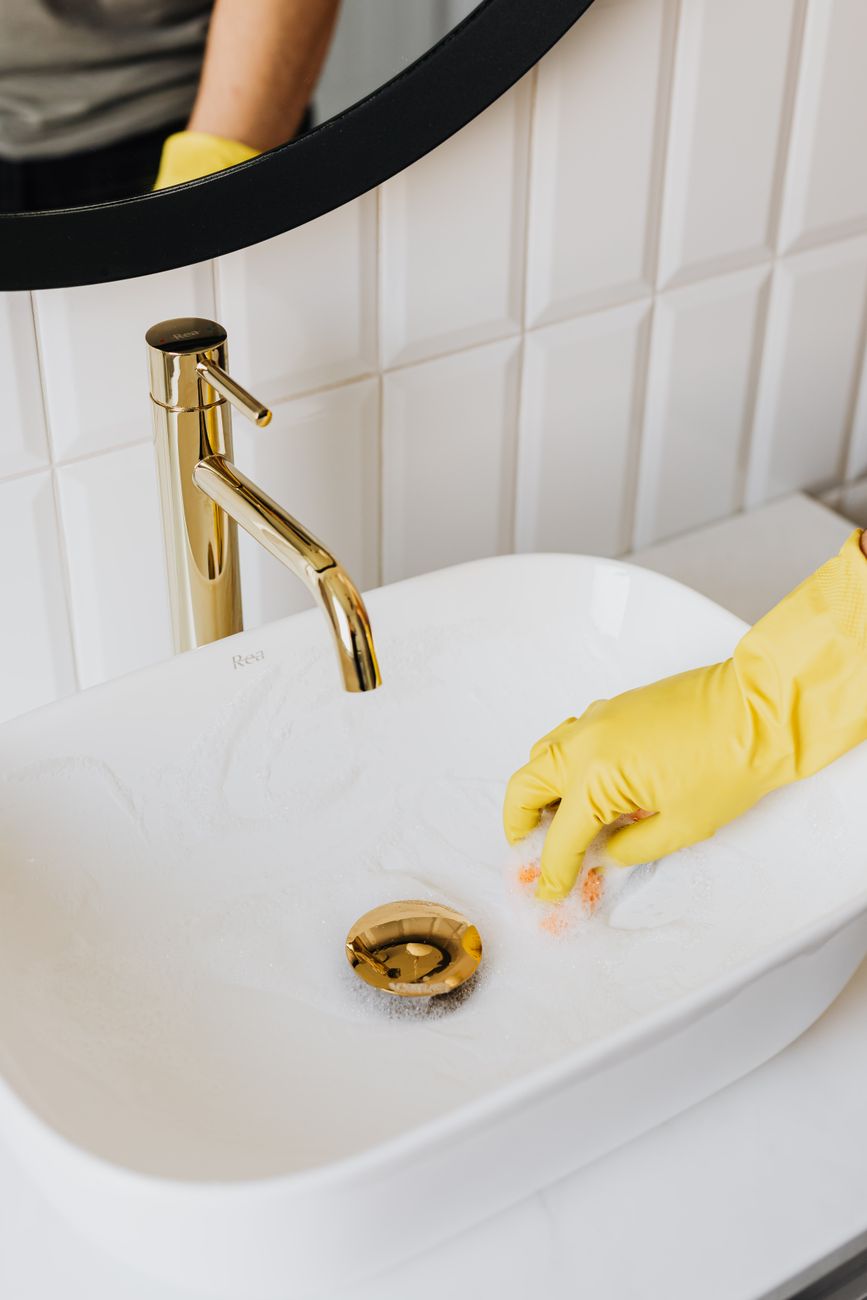 soap scum, glass shower door, dryer sheets, bathroom, cleaning hack