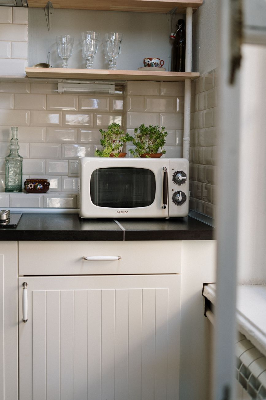 clean microwave, lemon steam, microwave deodorize, natural cleaner, kitchen tip