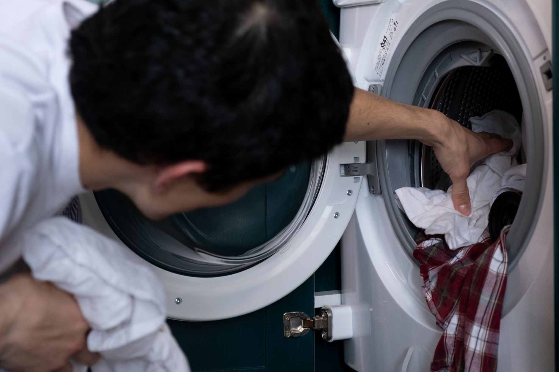 gym clothes smell, laundry hack, vinegar, baking soda, odor removal, workout