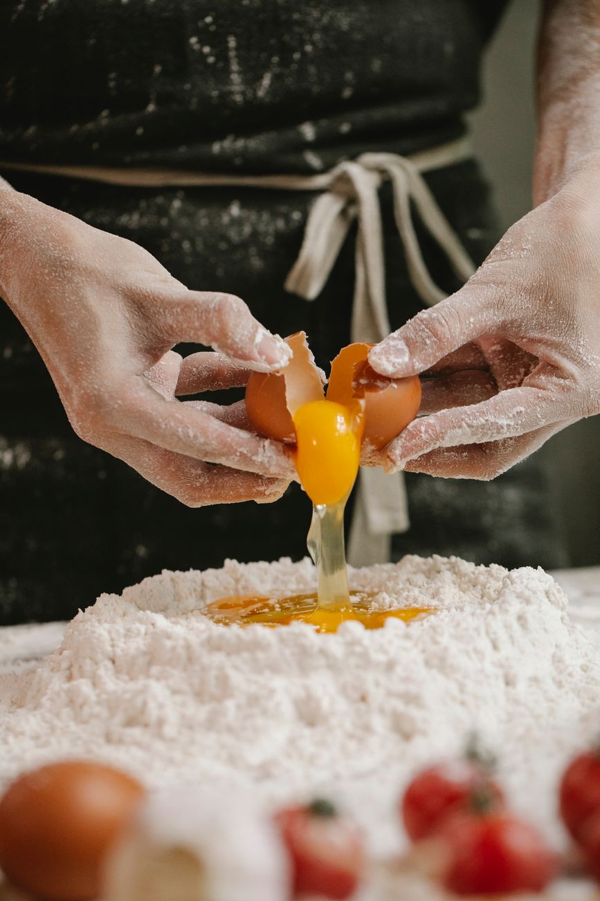 separate egg yolk, water bottle method, egg white, baking hack, no gadget