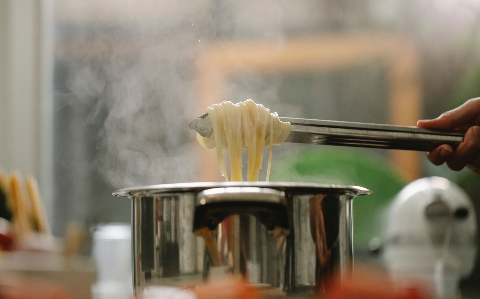 boiling water overflow, wooden spoon trick, pasta cooking, kitchen hack, pot lid