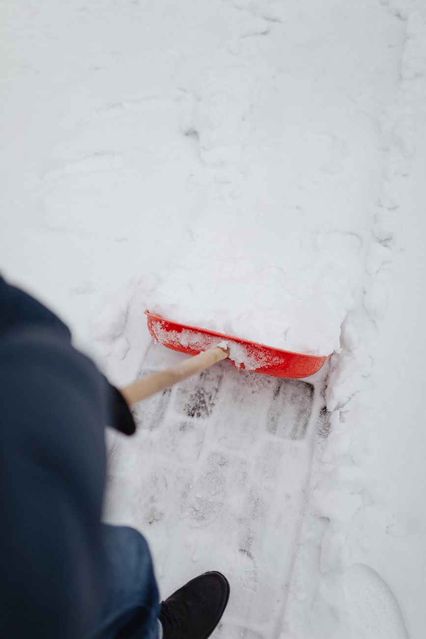 remove snow, no shovel, dustpan, cardboard, baking sheet, winter storm, diy