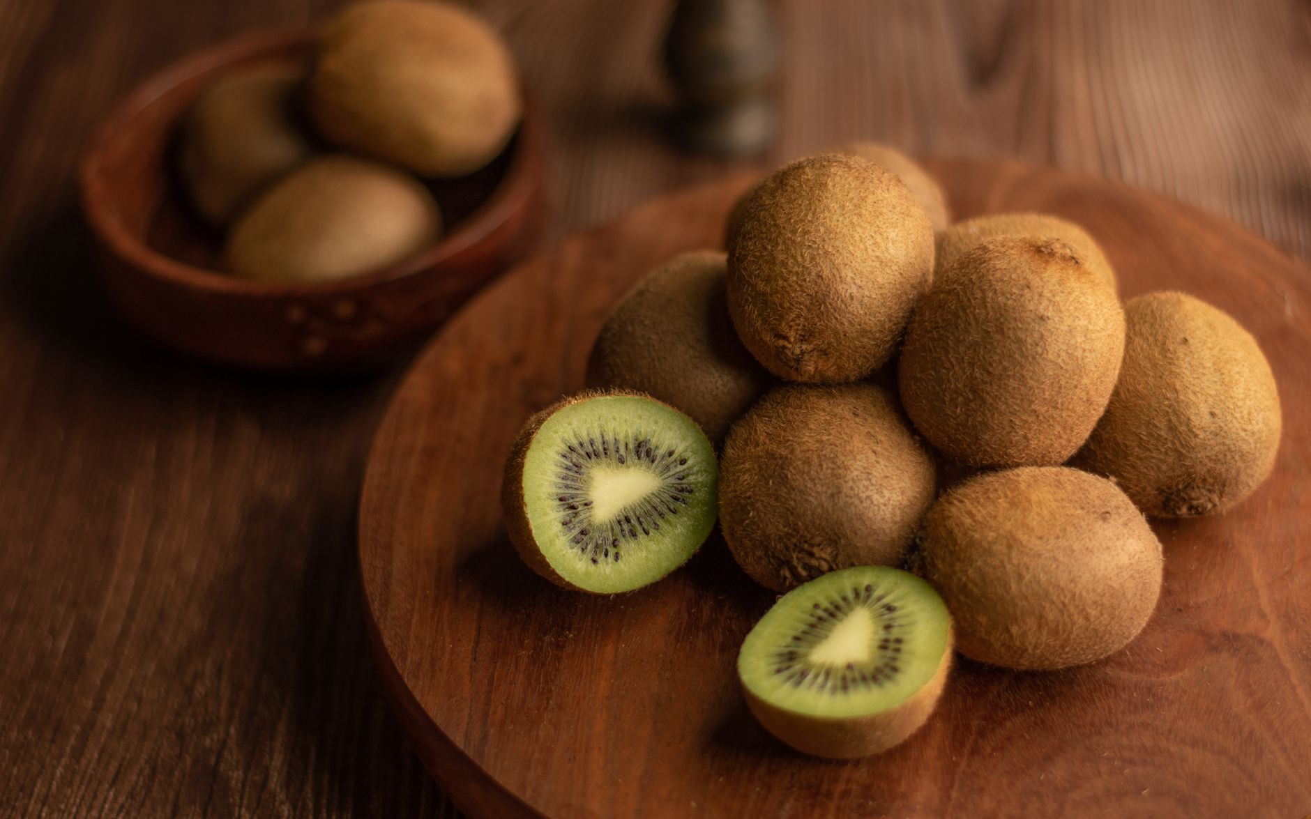 peel kiwi, spoon method, fruit prep, no knife, kitchen trick