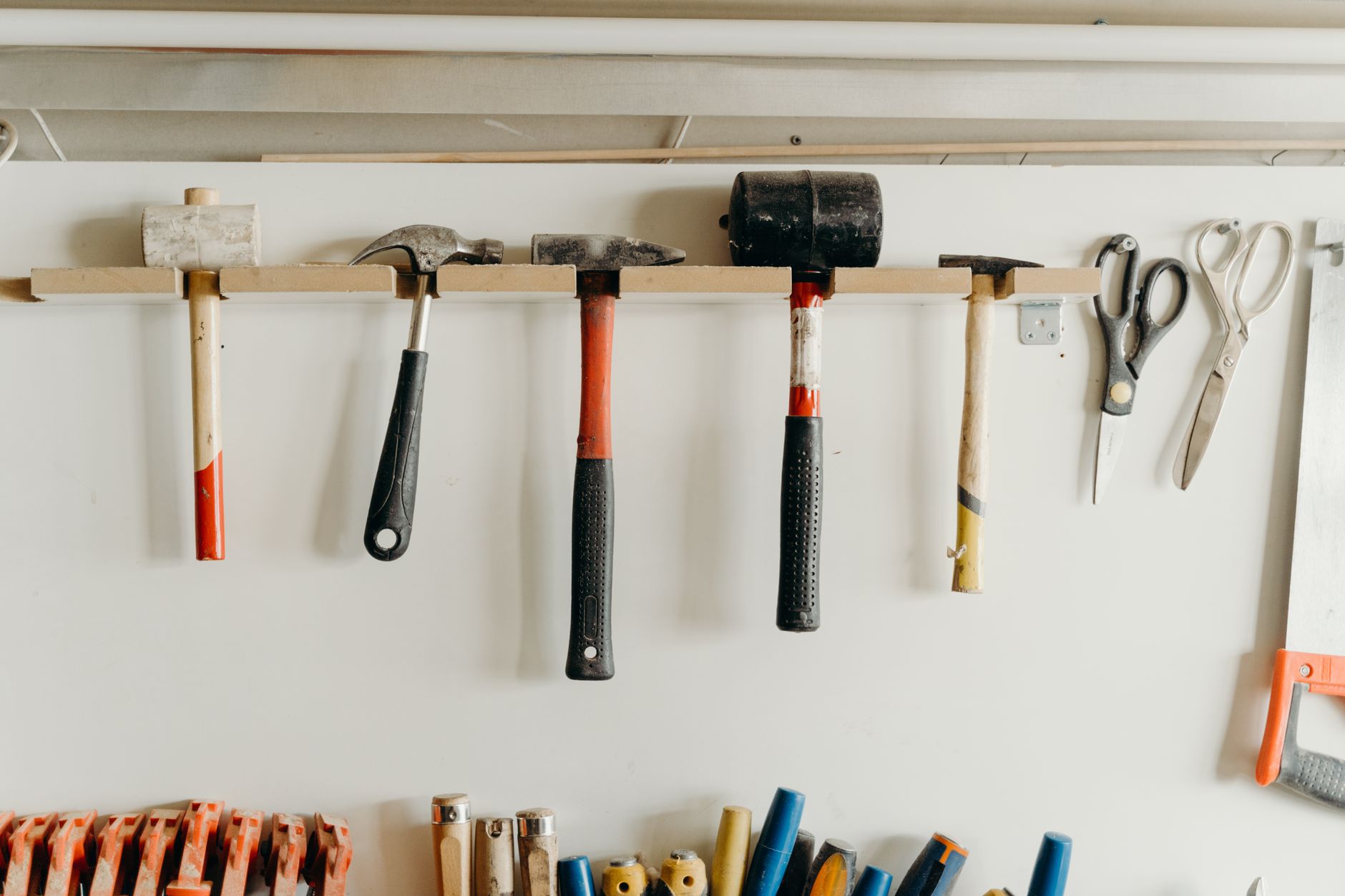 hang heavy drywall, toggle bolts, molly bolts, monkey hooks, no stud mounting