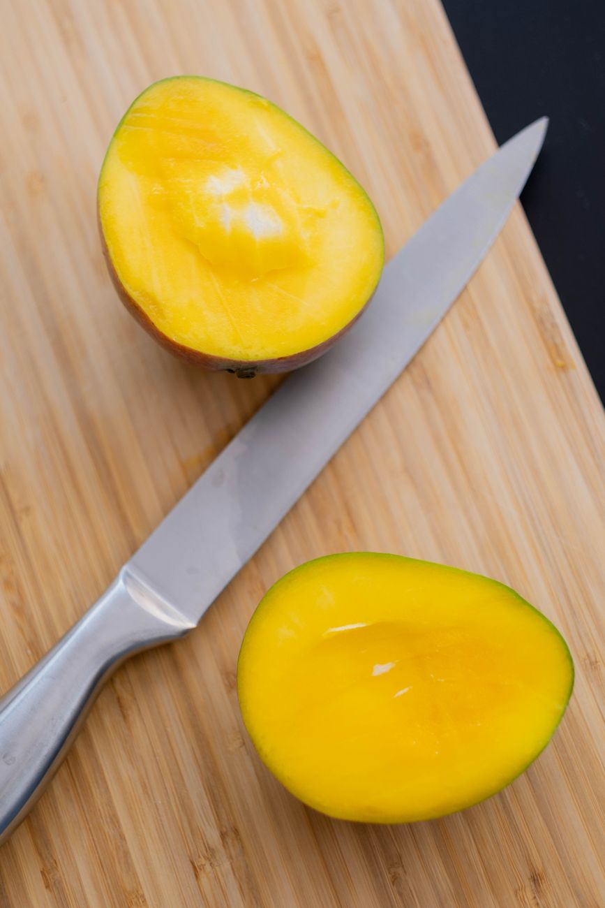 cut mango, mango pit, mango cubes, hedgehog cut, no waste, tropical fruit