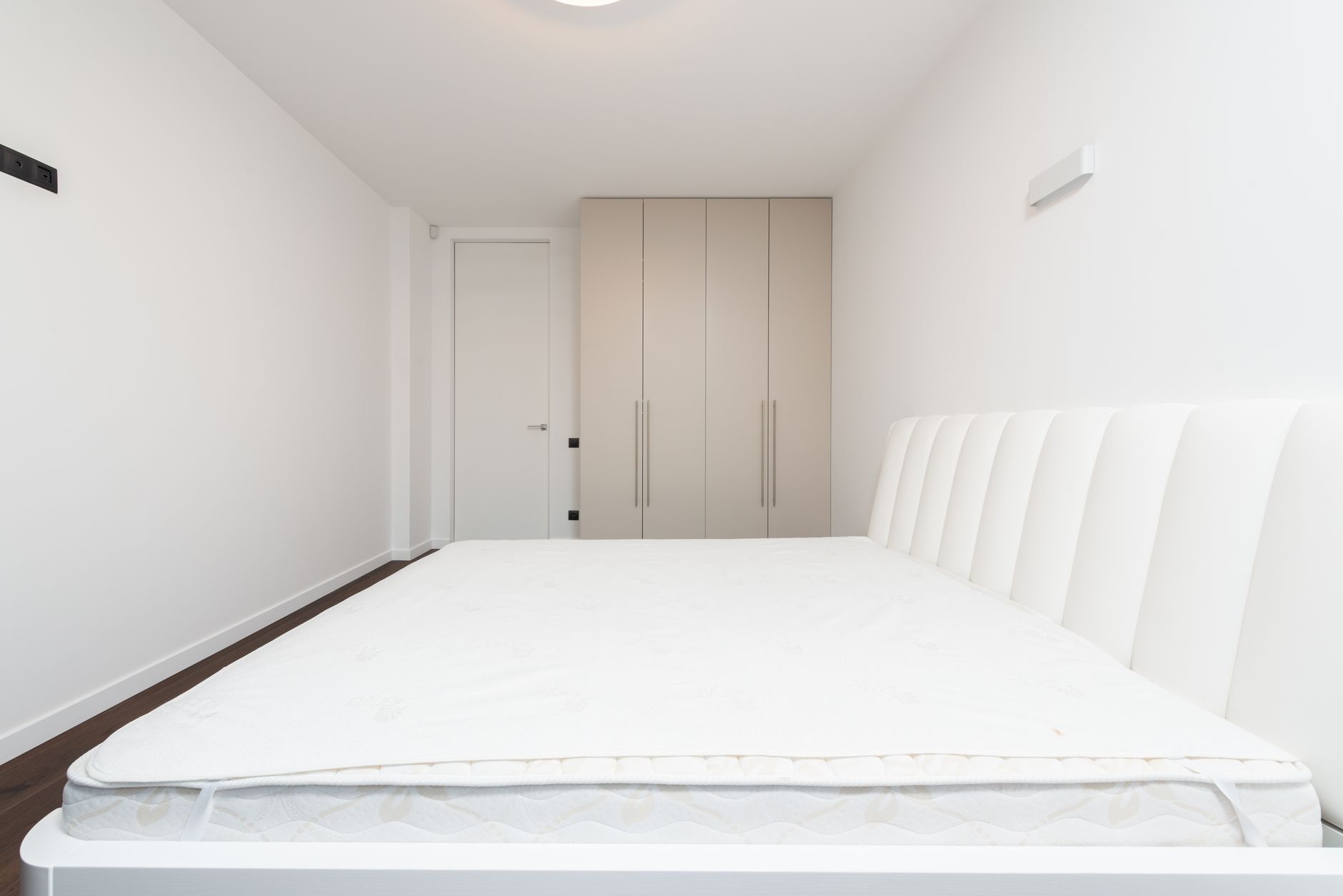 mattress cleaning, baking soda, vacuum, spot clean, dust mites
