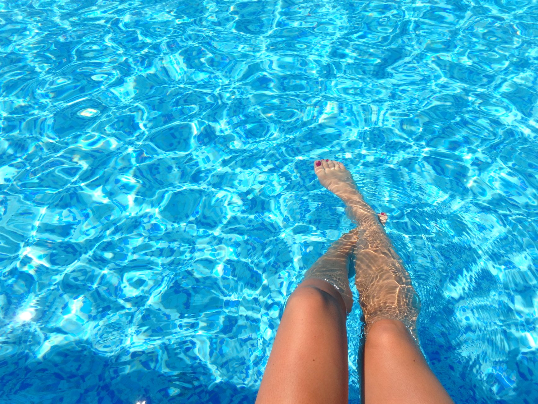 chlorine removal, pool swimming, chlorine smell, summer skin, swim tips